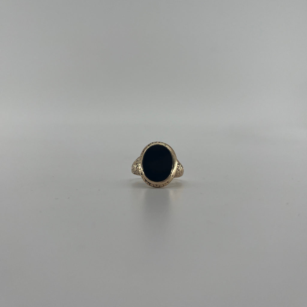 9ct Black Onyx Signet Ring Carat: 9ct Gold Colour: Yellow Gold Size: T Weight: 8.27g