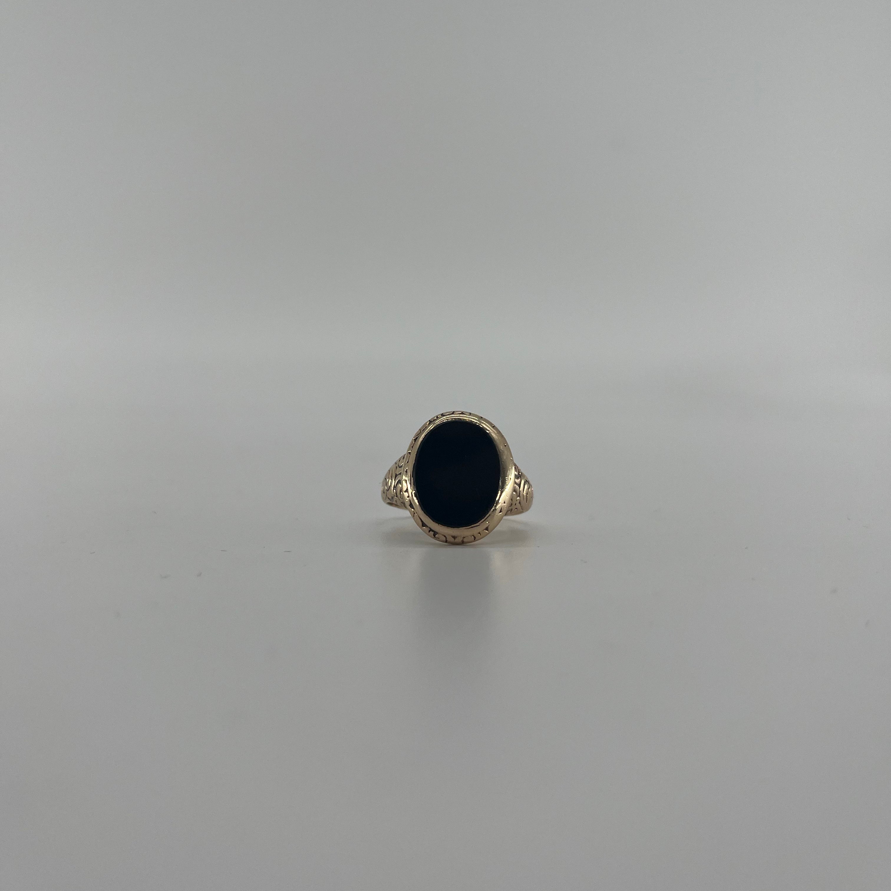 9ct Black Onyx Signet Ring Carat: 9ct Gold Colour: Yellow Gold Size: T Weight: 8.27g