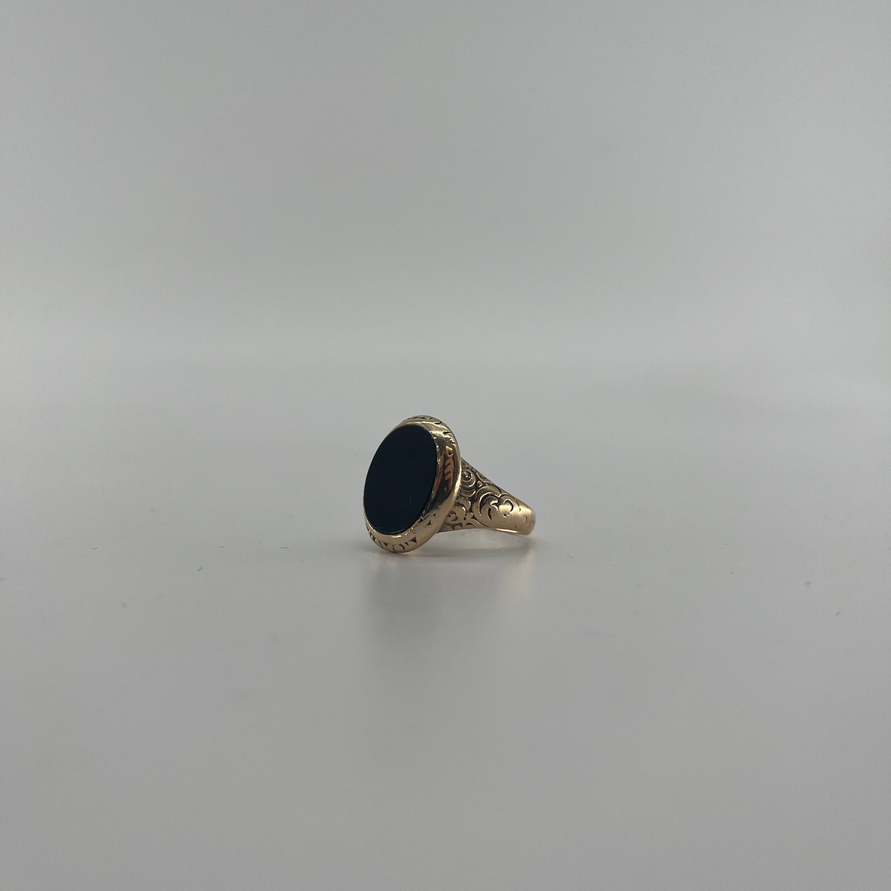 9ct Black Onyx Signet Ring Carat: 9ct Gold Colour: Yellow Gold Size: T Weight: 8.27g