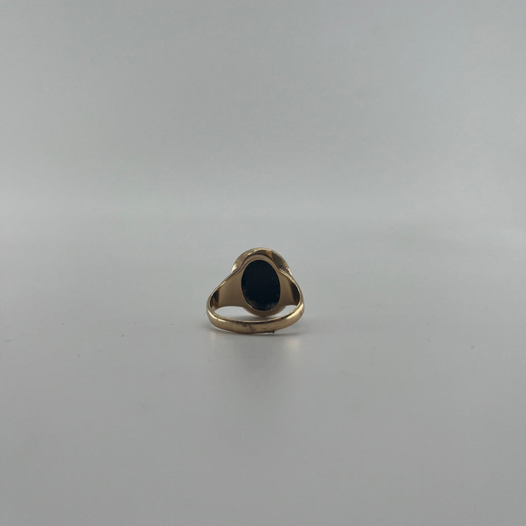 9ct Black Onyx Signet Ring Carat: 9ct Gold Colour: Yellow Gold Size: T Weight: 8.27g