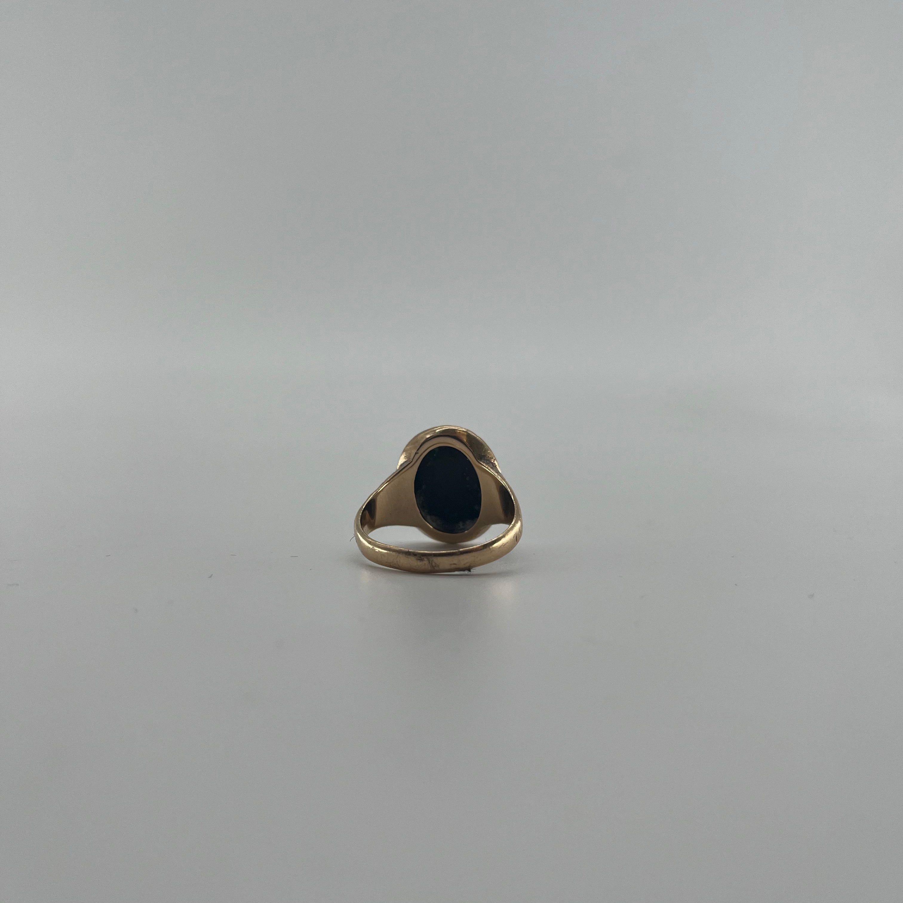 9ct Black Onyx Signet Ring Carat: 9ct Gold Colour: Yellow Gold Size: T Weight: 8.27g