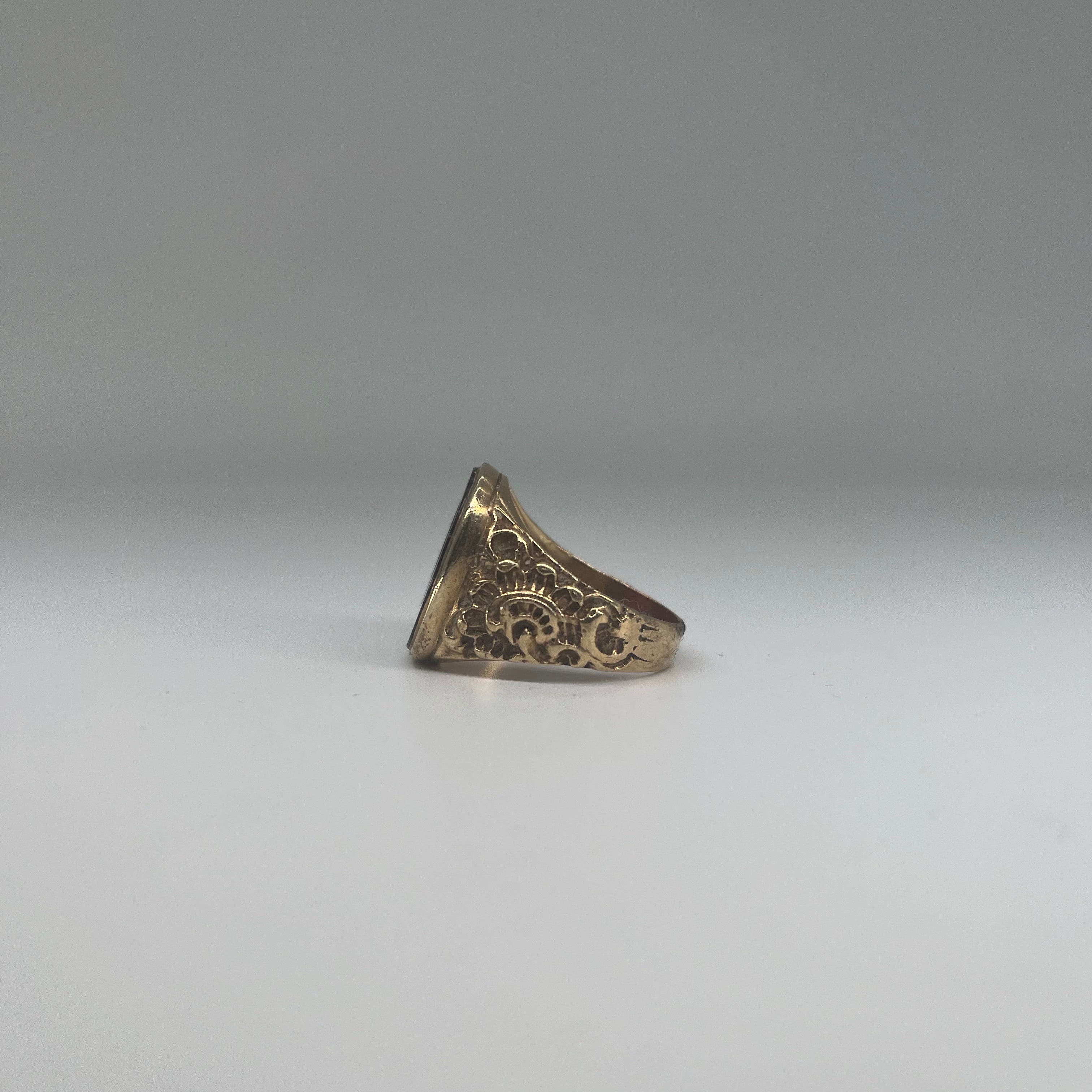 9ct Carnelian Intaglio Ring Carat: 9ct Gold Colour: Yellow Gold Size: V Weight: 9.56g