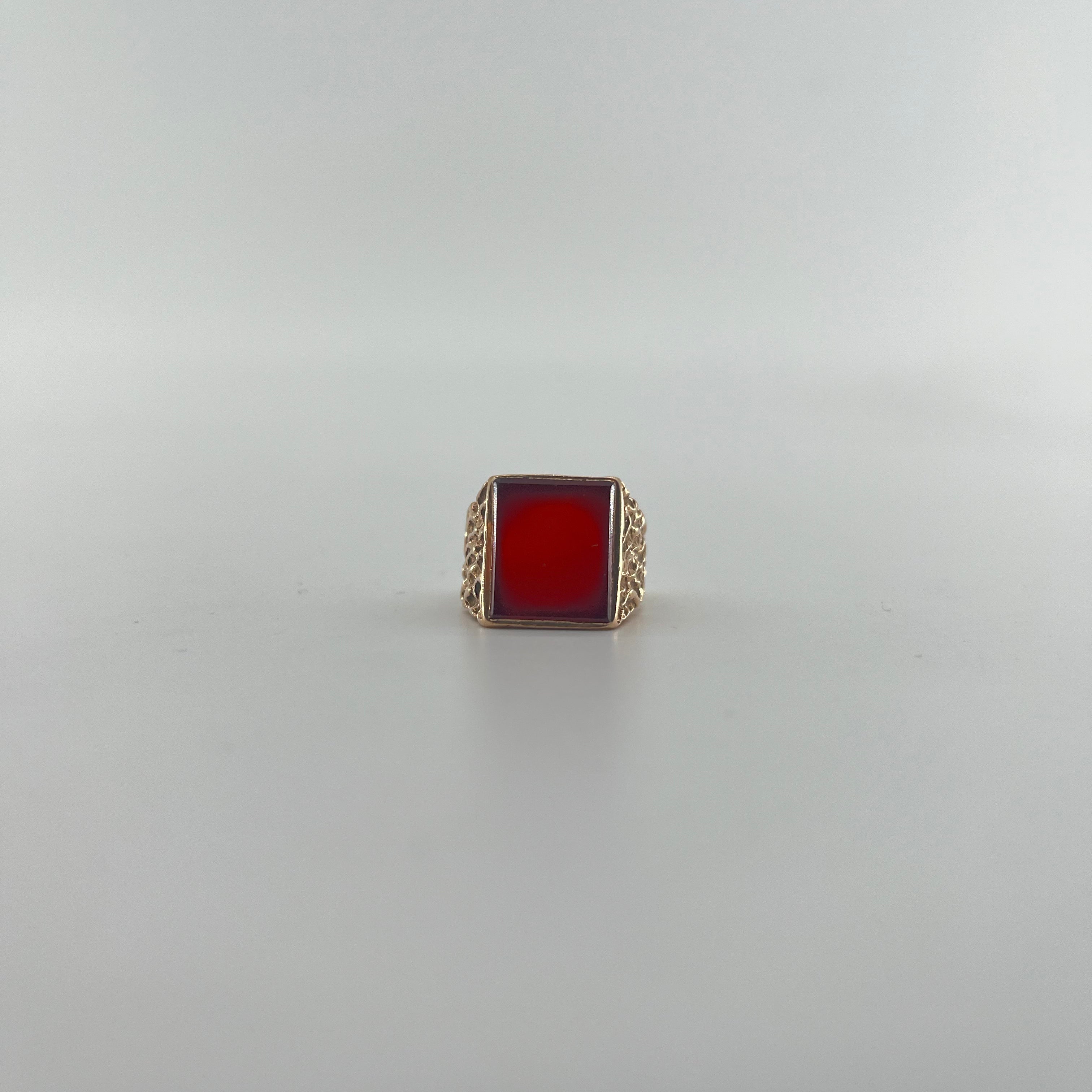 9ct Carnelian Signet Ring Carat: 9ct Gold Colour: Yellow Gold Size: O Stones: Carnelian Weight: 6.24g