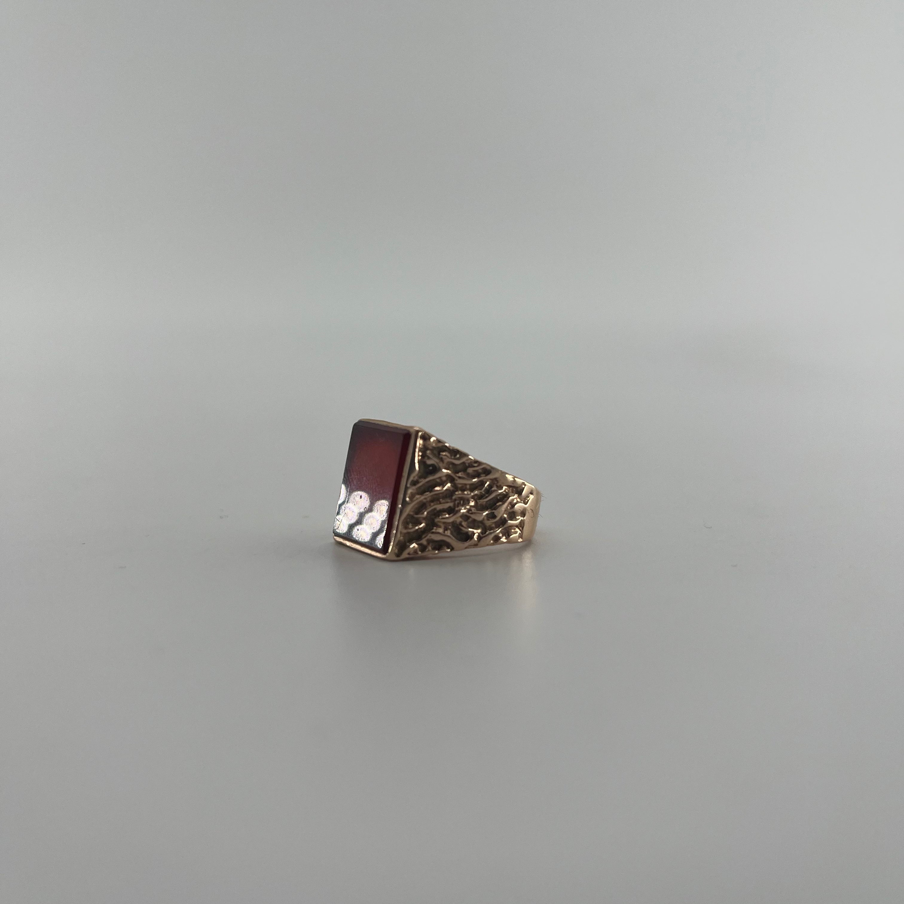 9ct Carnelian Signet Ring Carat: 9ct Gold Colour: Yellow Gold Size: O Stones: Carnelian Weight: 6.24g