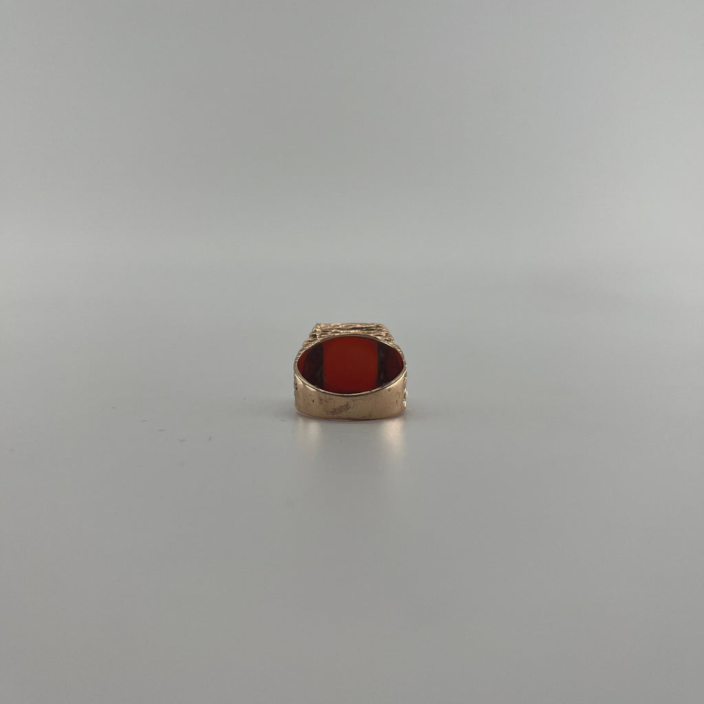 9ct Carnelian Signet Ring Carat: 9ct Gold Colour: Yellow Gold Size: O Stones: Carnelian Weight: 6.24g