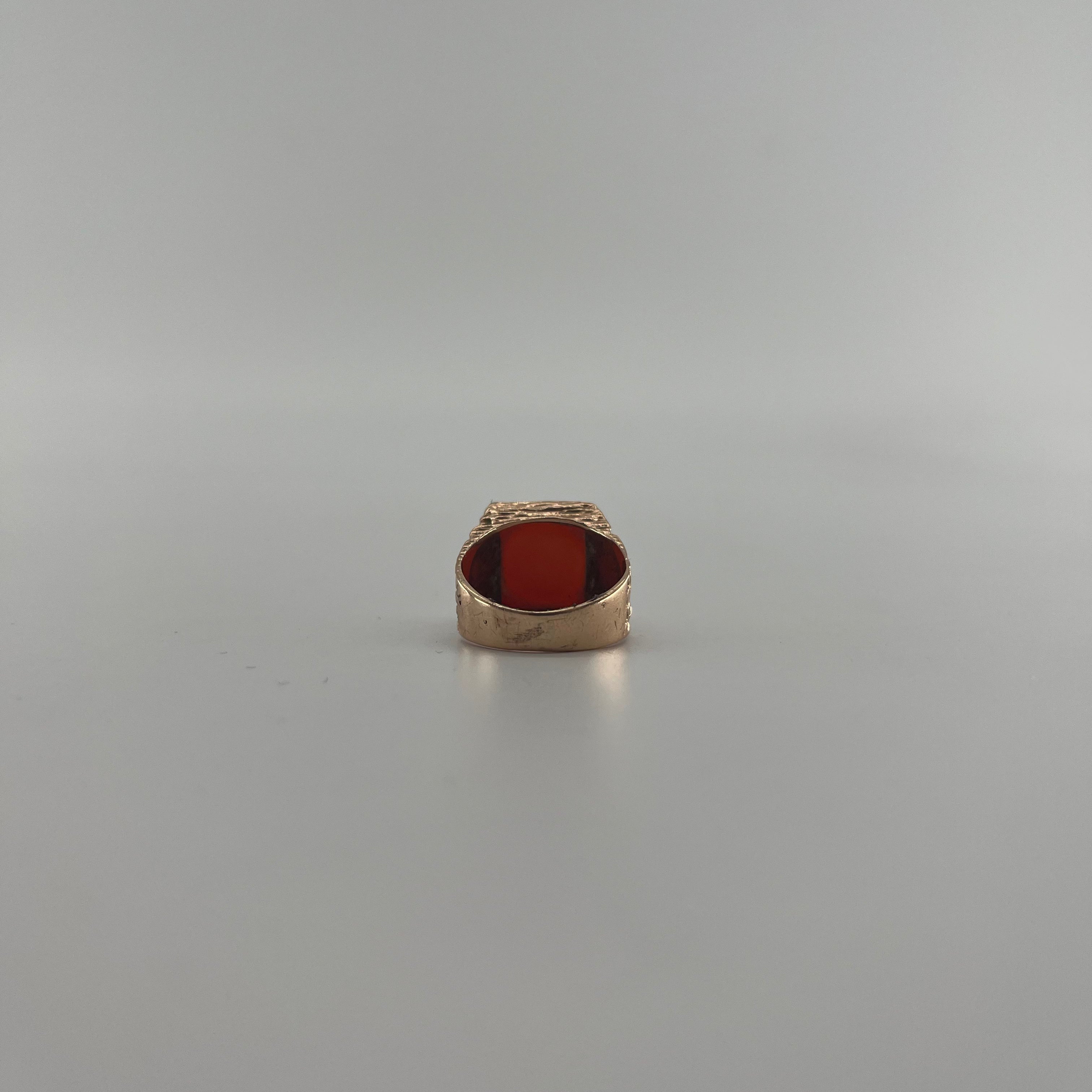 9ct Carnelian Signet Ring Carat: 9ct Gold Colour: Yellow Gold Size: O Stones: Carnelian Weight: 6.24g