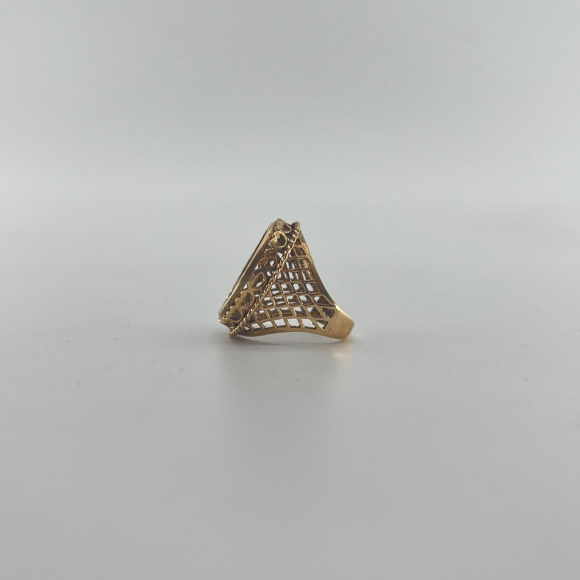 9ct Full Sov Mount Carat: 9ct Gold Colour: Yellow Gold Size: P Weight: 5.41g