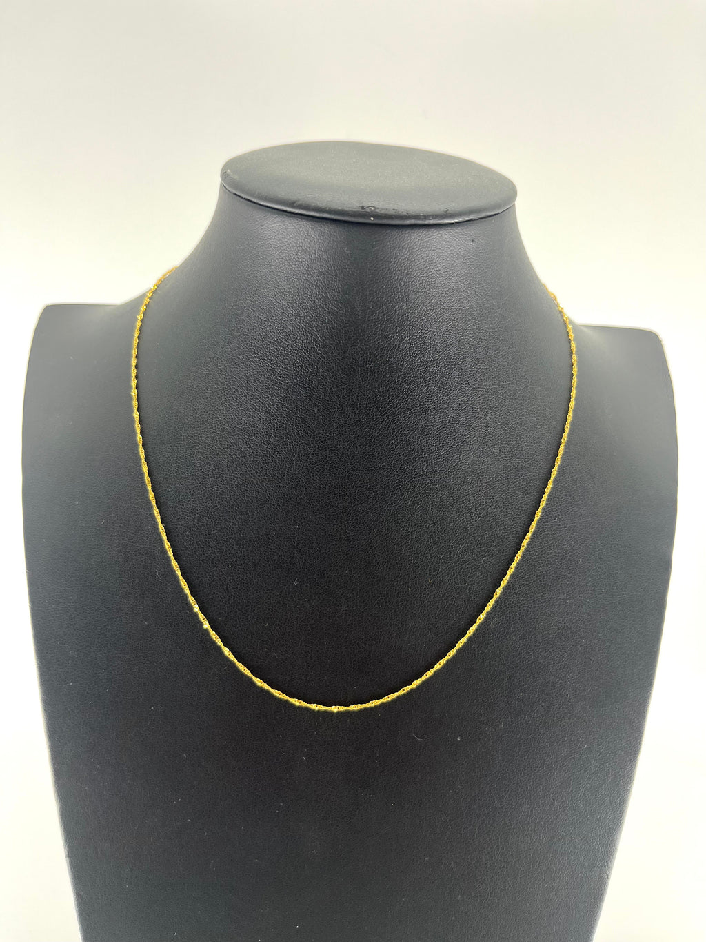 9ct Gold Twist Chain 18" Carat: 9ct Colour: Yellow Gold Style: Twist Length: 18" Width: 1mm Weight: 0.97g