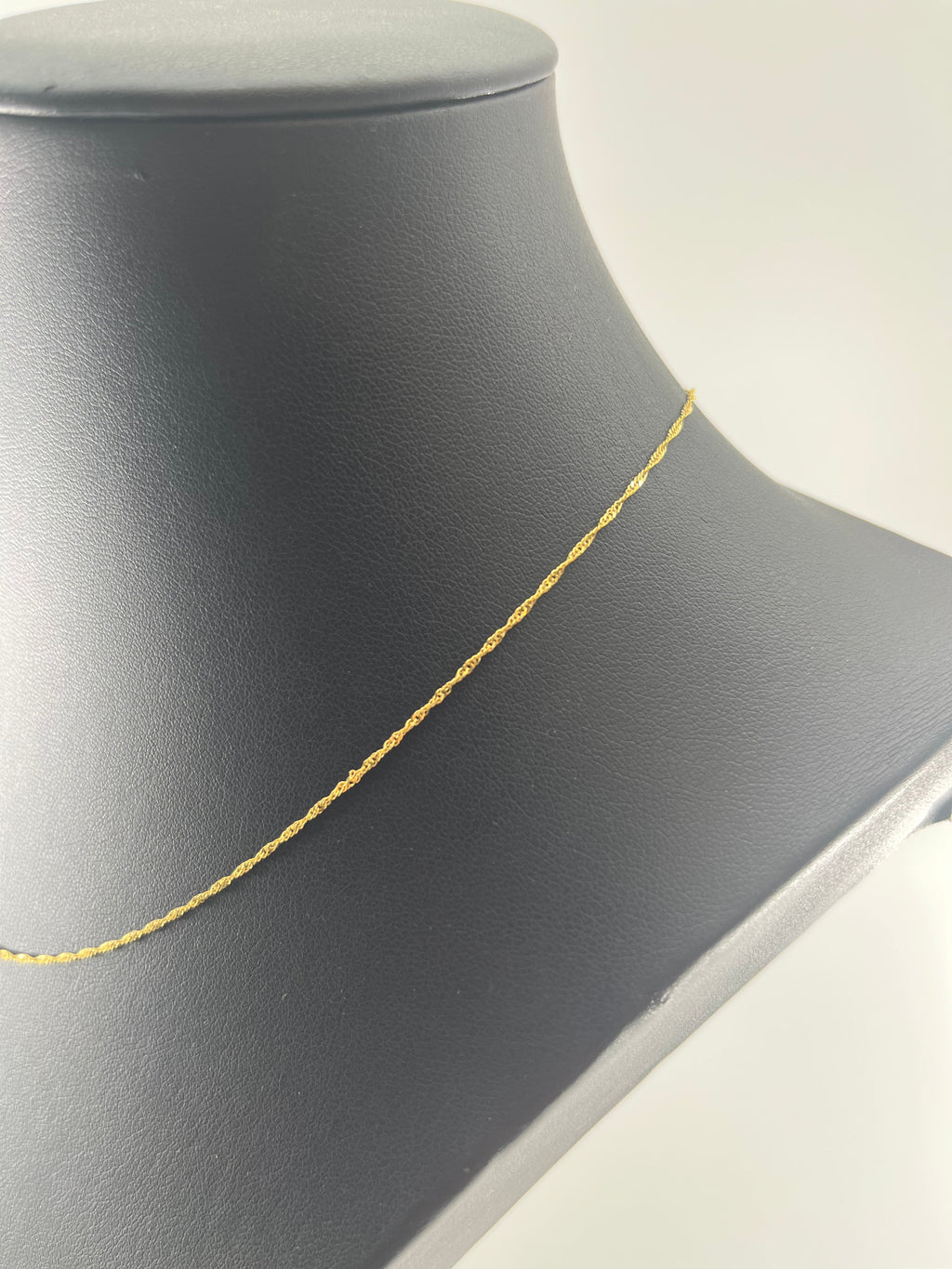 9ct Gold Twist Chain 18" Carat: 9ct Colour: Yellow Gold Style: Twist Length: 18" Width: 1mm Weight: 0.97g