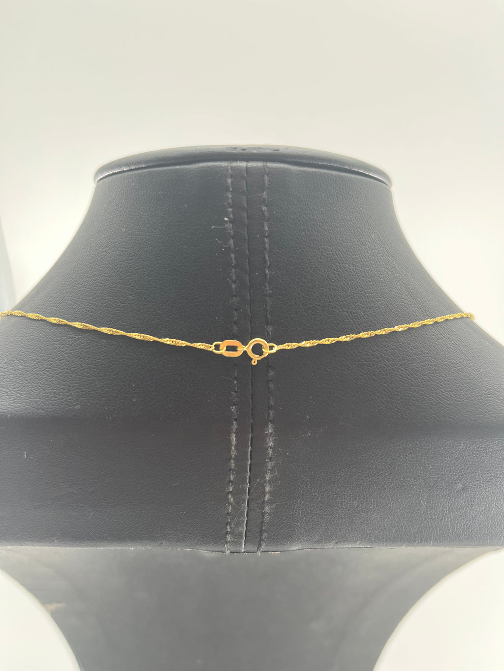 9ct Gold Twist Chain 18" Carat: 9ct Colour: Yellow Gold Style: Twist Length: 18" Width: 1mm Weight: 0.97g