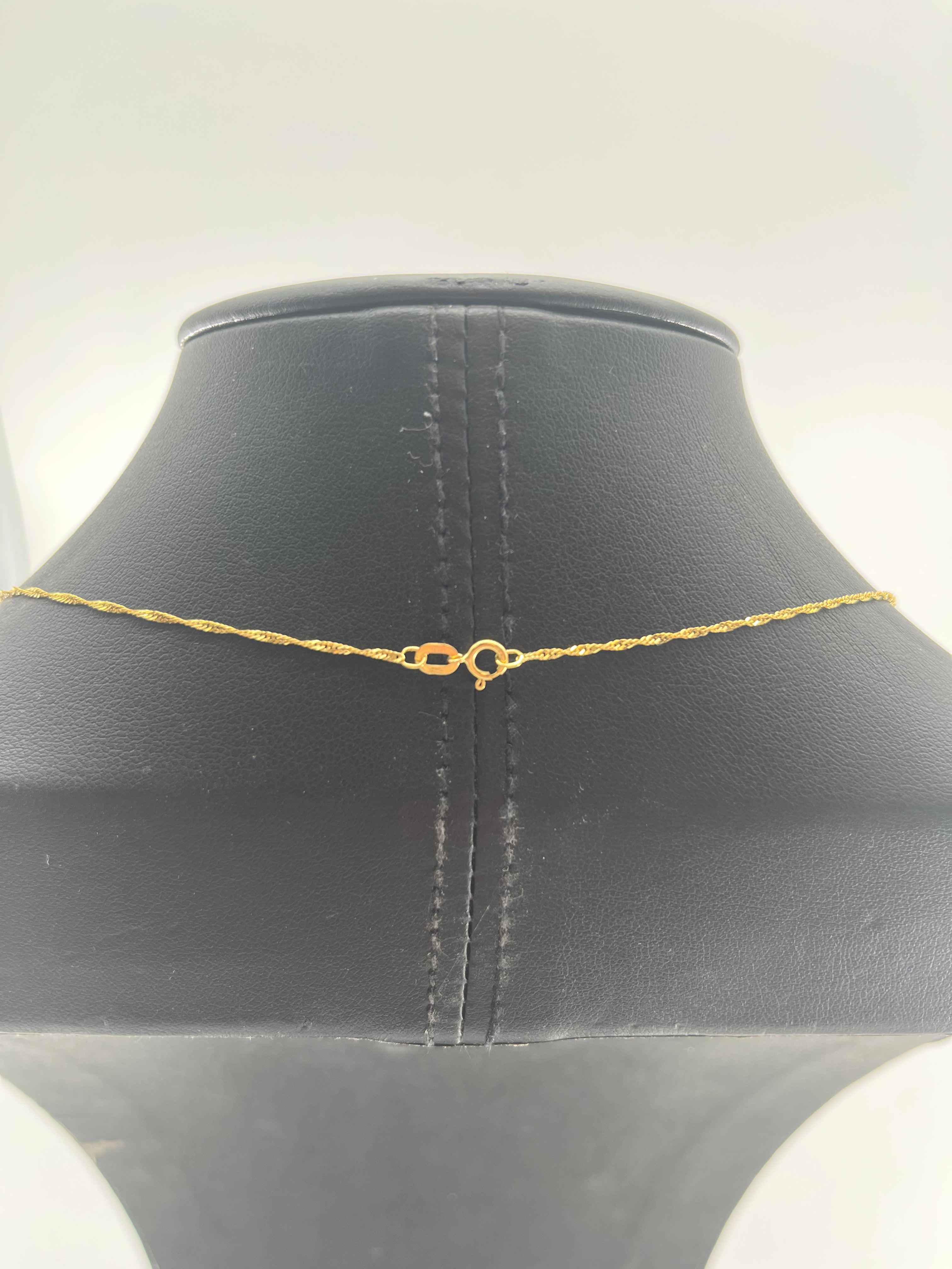 9ct Gold Twist Chain 18" Carat: 9ct Colour: Yellow Gold Style: Twist Length: 18" Width: 1mm Weight: 0.97g