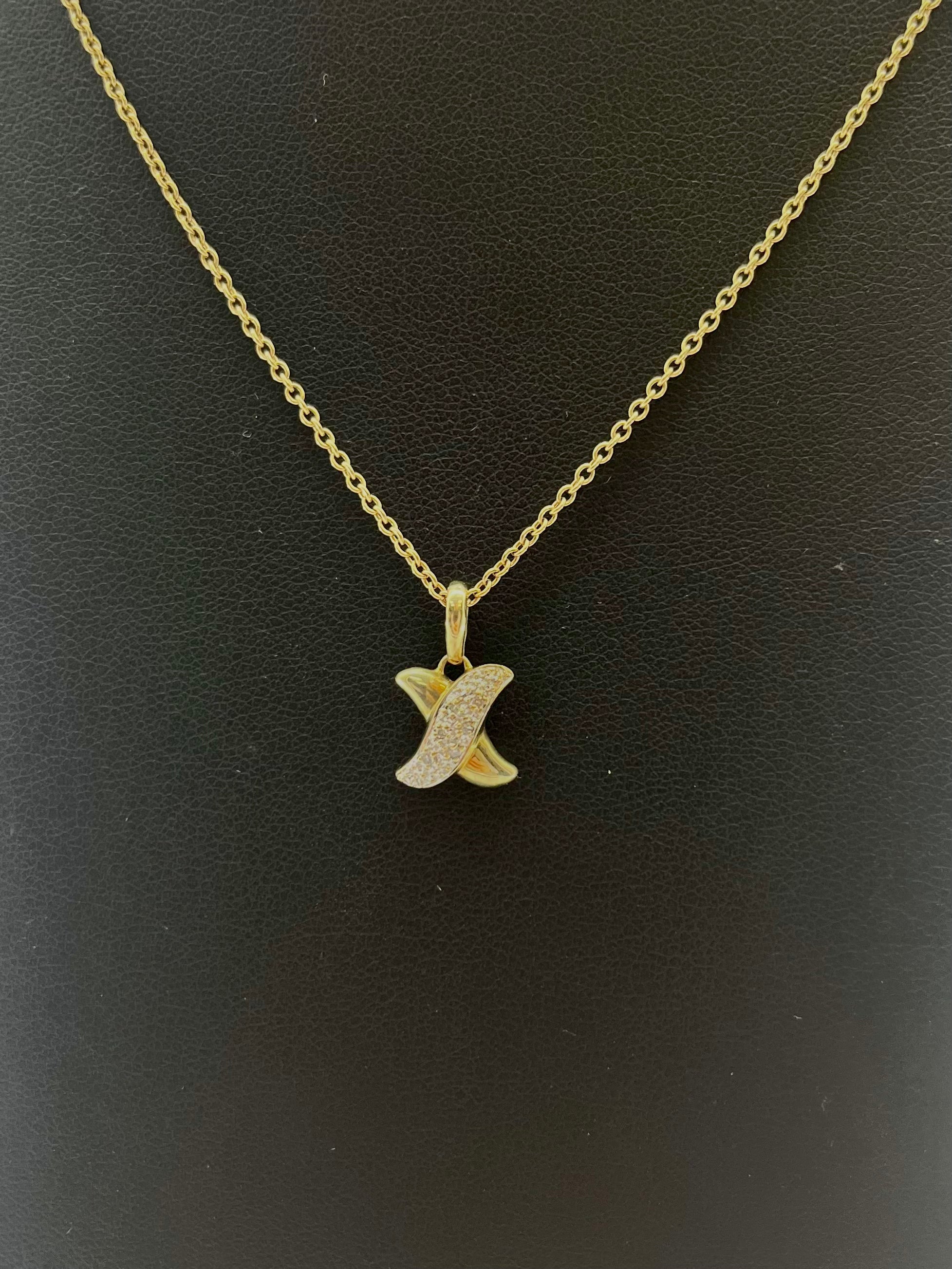9ct Gold 'X' Pendent & Belcher Chain 18" Carat: 9ct Colour: Yellow Gold Chain Style: Belcher Pendent Style: "X" with small