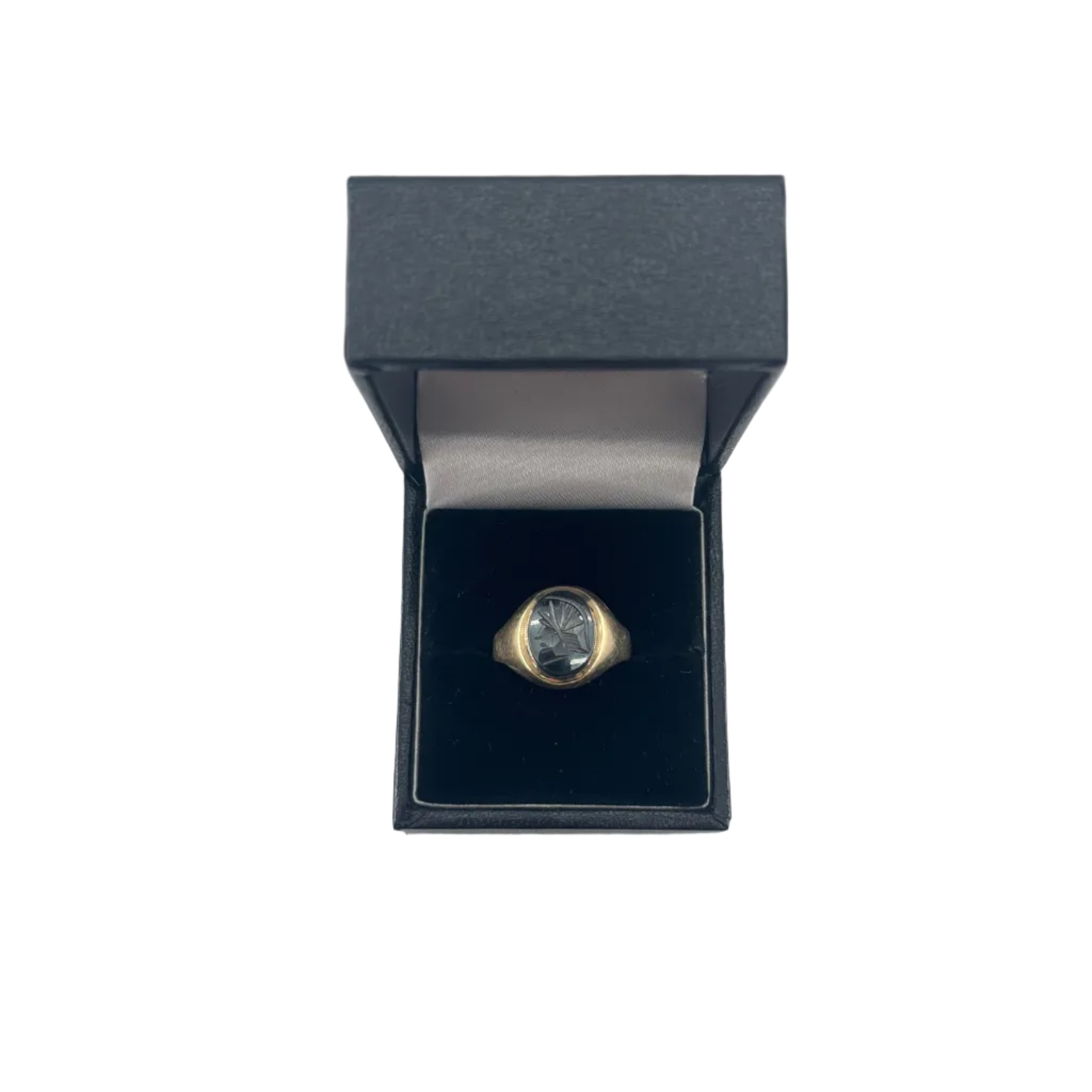 9ct Hematite Signet Ring Carat: 9ct Gold Colour: Yellow Gold Size: P Weight: 3.8g