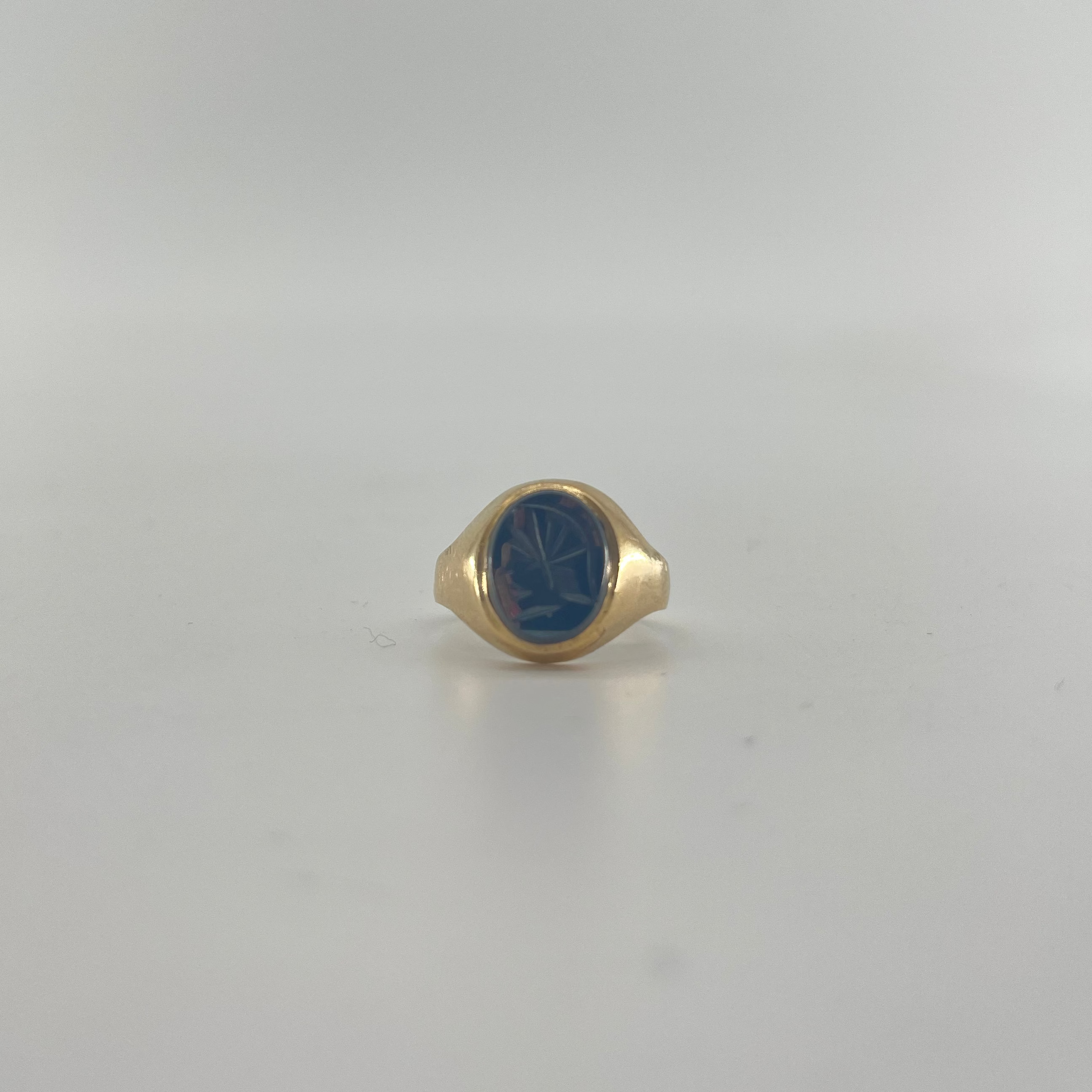 9ct Hematite Signet Ring Carat: 9ct Gold Colour: Yellow Gold Size: P Weight: 3.8g