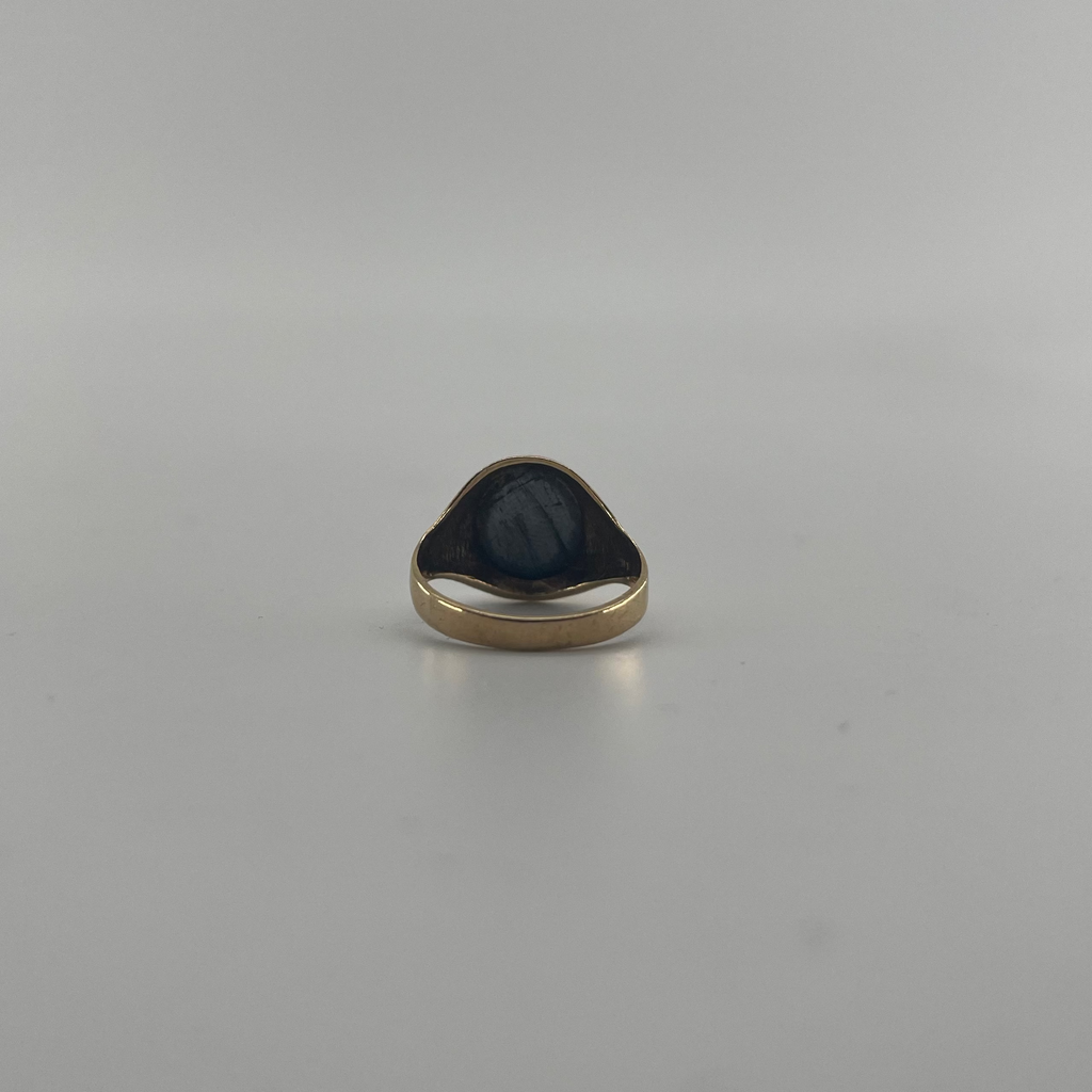 9ct Hematite Signet Ring Carat: 9ct Gold Colour: Yellow Gold Size: P Weight: 3.8g