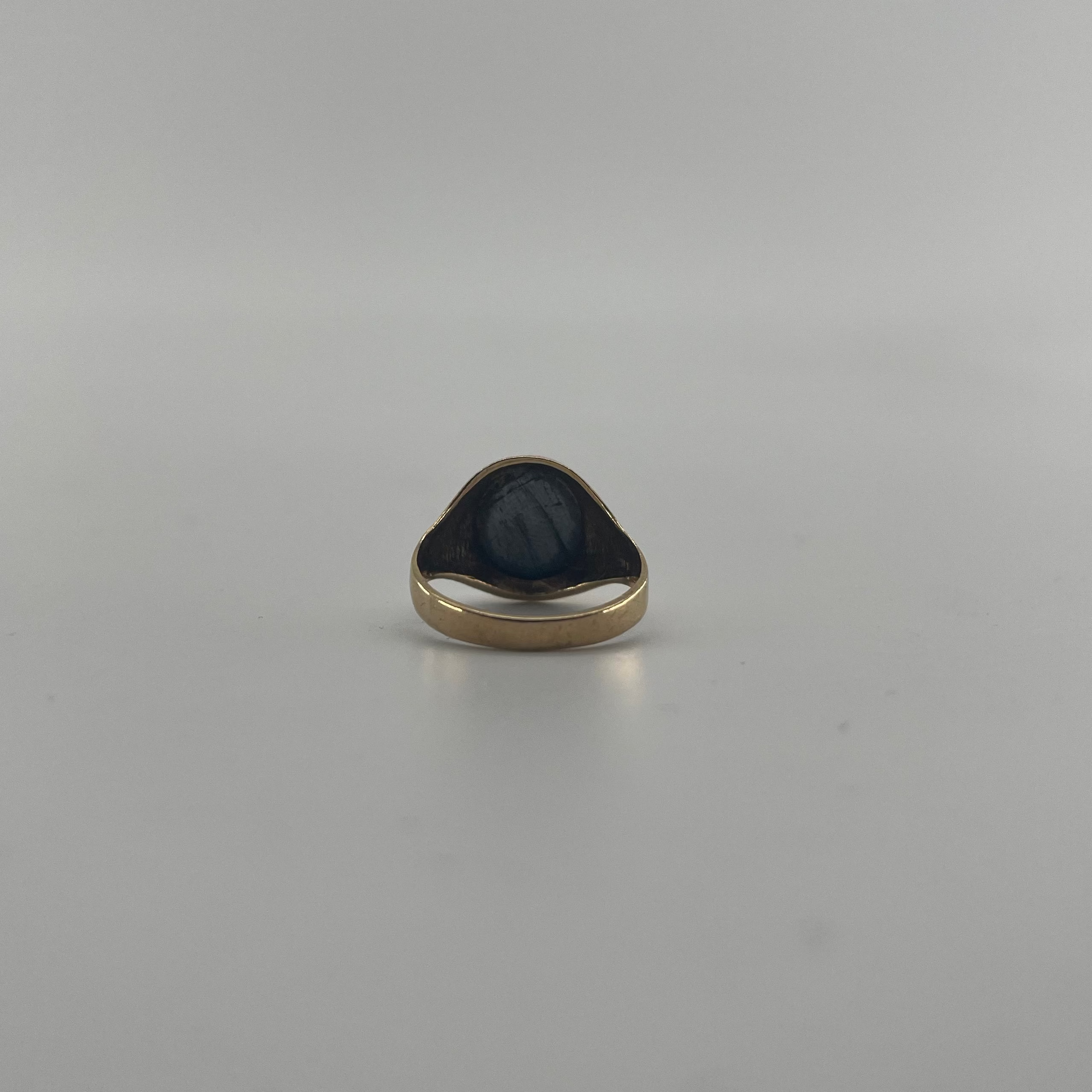 9ct Hematite Signet Ring Carat: 9ct Gold Colour: Yellow Gold Size: P Weight: 3.8g