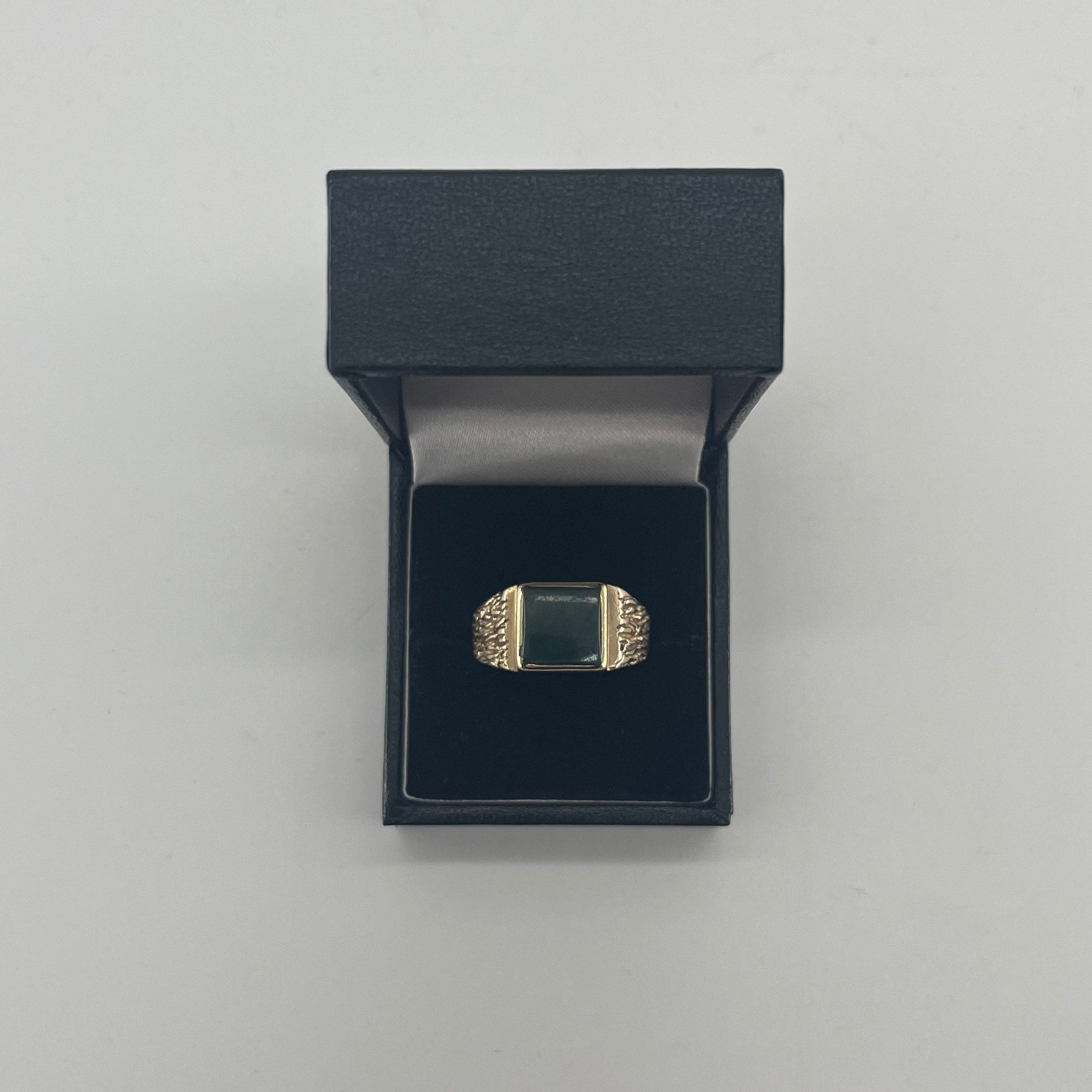 9ct Onyx Signet Ring Carat: 9ct Gold Colour: Yellow Gold Size: W Weight: 6.89g