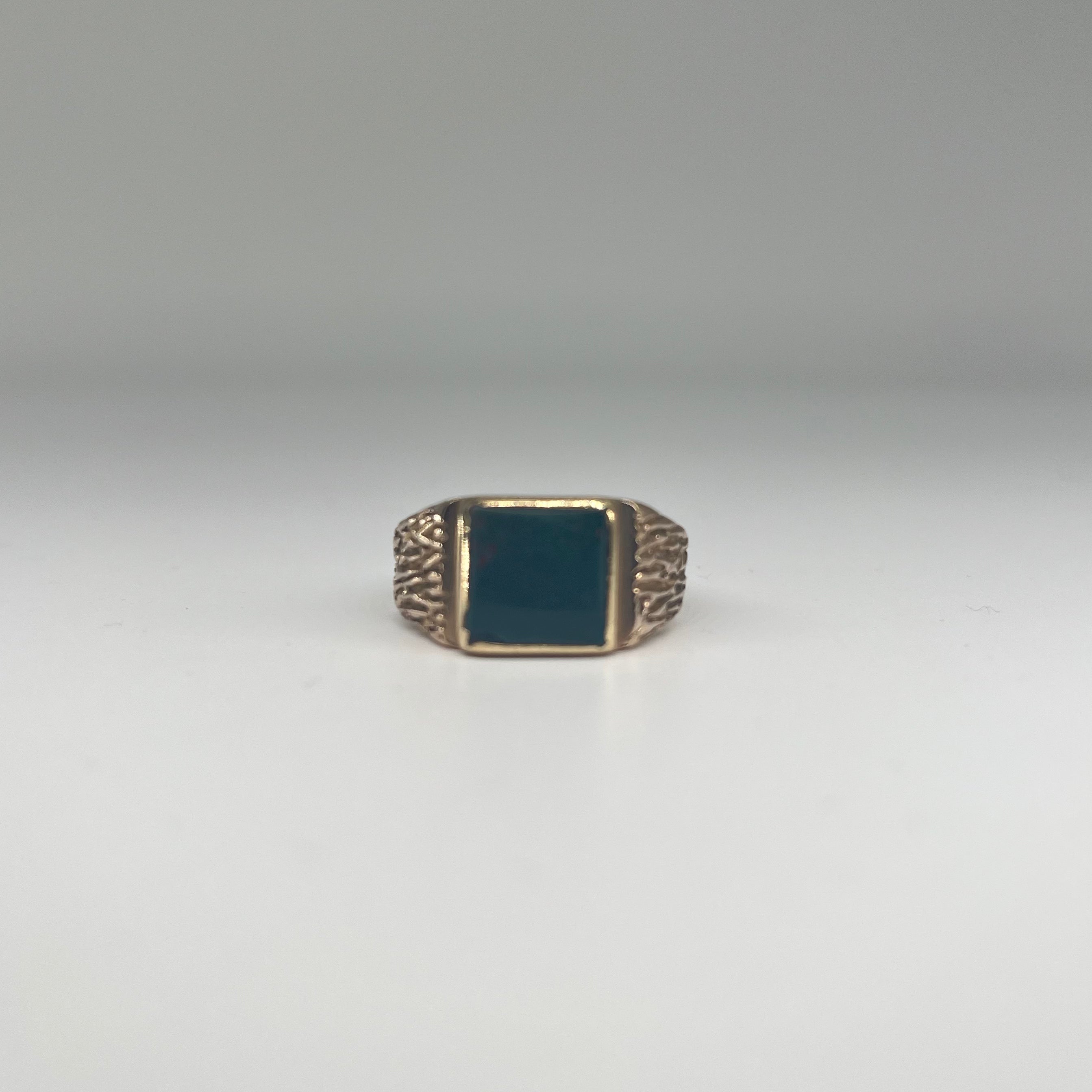 9ct Onyx Signet Ring Carat: 9ct Gold Colour: Yellow Gold Size: W Weight: 6.89g