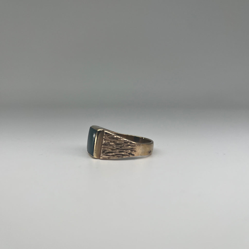 9ct Onyx Signet Ring Carat: 9ct Gold Colour: Yellow Gold Size: W Weight: 6.89g