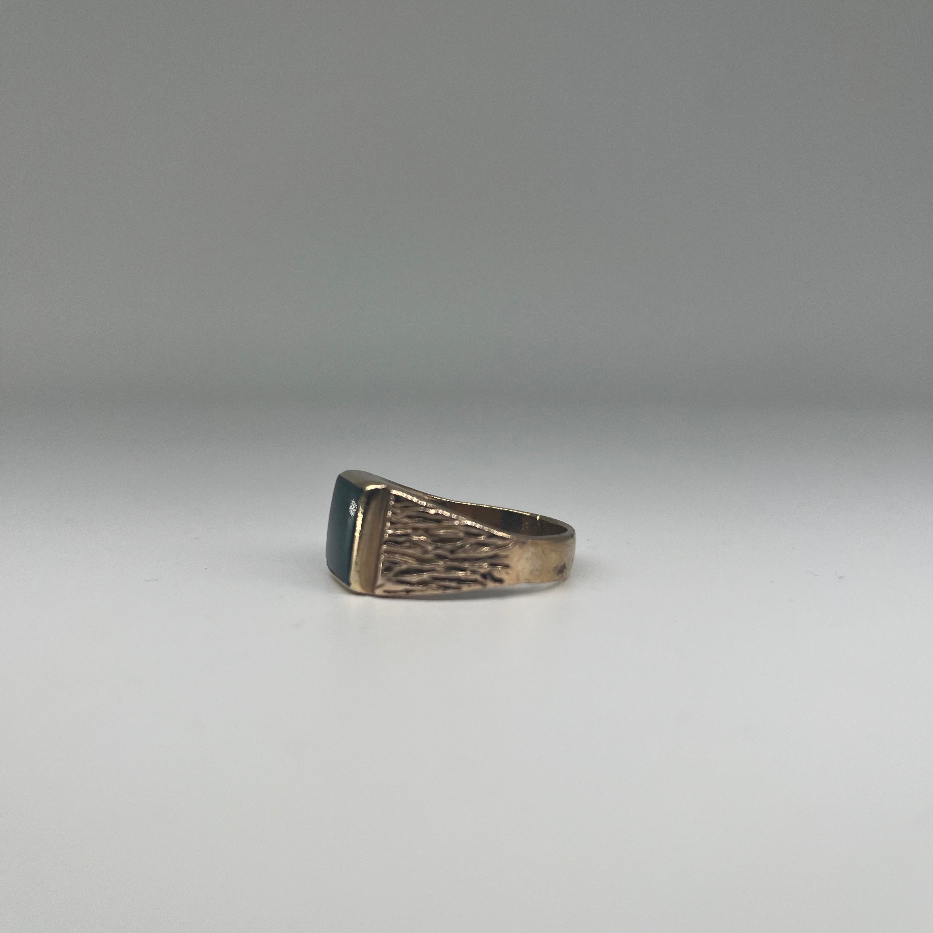 9ct Onyx Signet Ring Carat: 9ct Gold Colour: Yellow Gold Size: W Weight: 6.89g