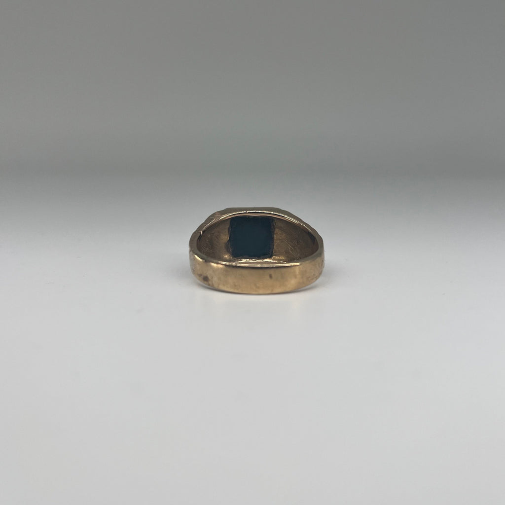 9ct Onyx Signet Ring Carat: 9ct Gold Colour: Yellow Gold Size: W Weight: 6.89g