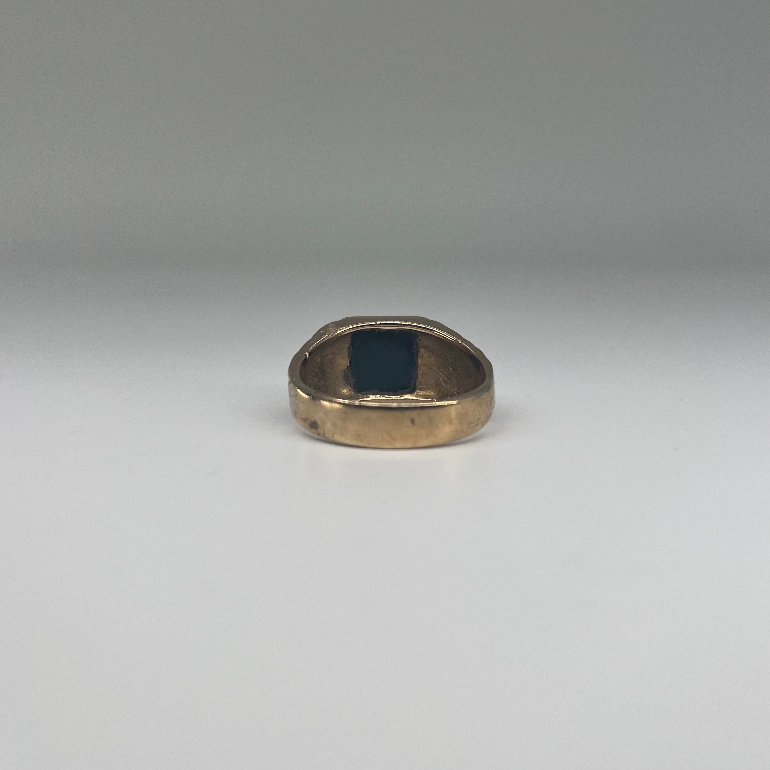 9ct Onyx Signet Ring Carat: 9ct Gold Colour: Yellow Gold Size: W Weight: 6.89g