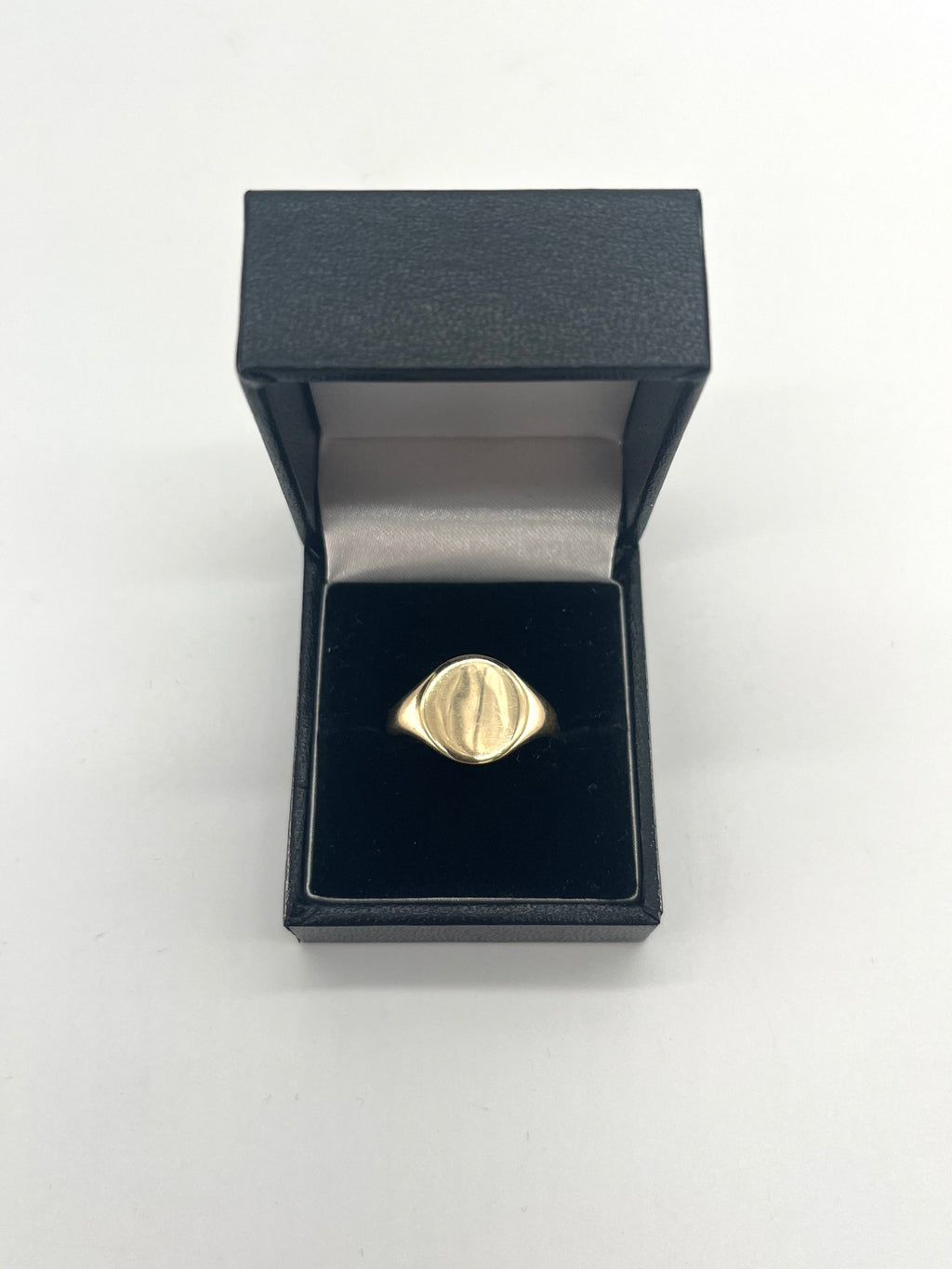 9ct Oval Signet Ring Carat: 9ct Size: S Style: Signet Weight: 4.63g
