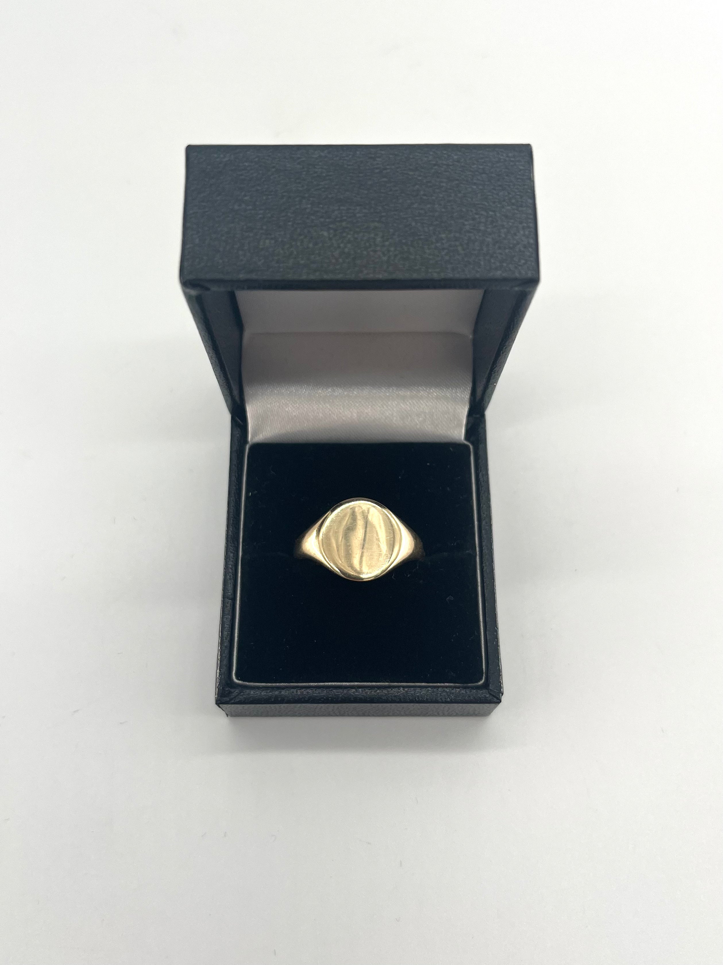 9ct Oval Signet Ring Carat: 9ct Size: S Style: Signet Weight: 4.63g