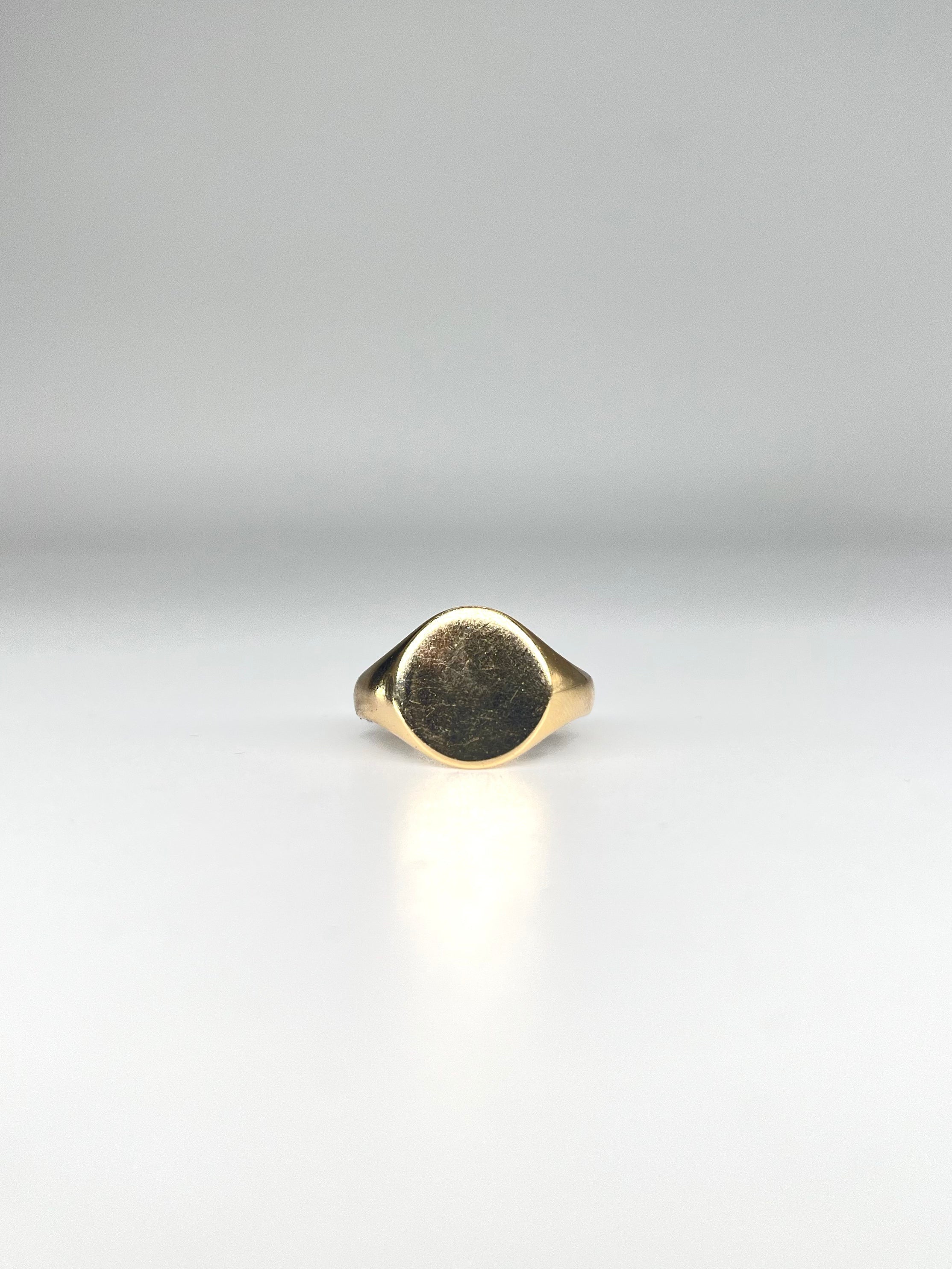 9ct Oval Signet Ring Carat: 9ct Size: S Style: Signet Weight: 4.63g