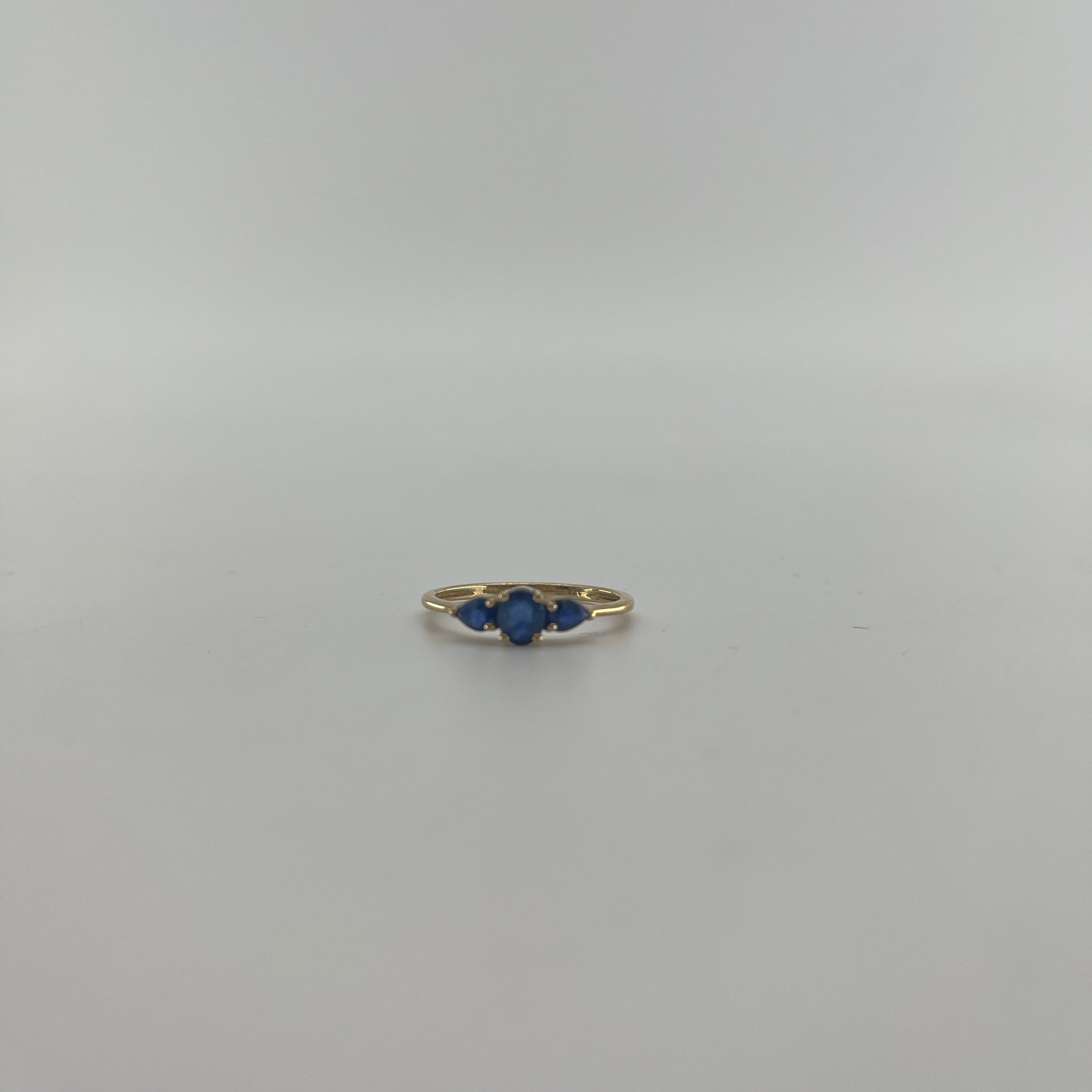 9ct Three Stone Sapphire Ring Carat: 9ct Gold Colour: Yellow Gold Size: Q Stones: Sapphire Weight: 1.6g