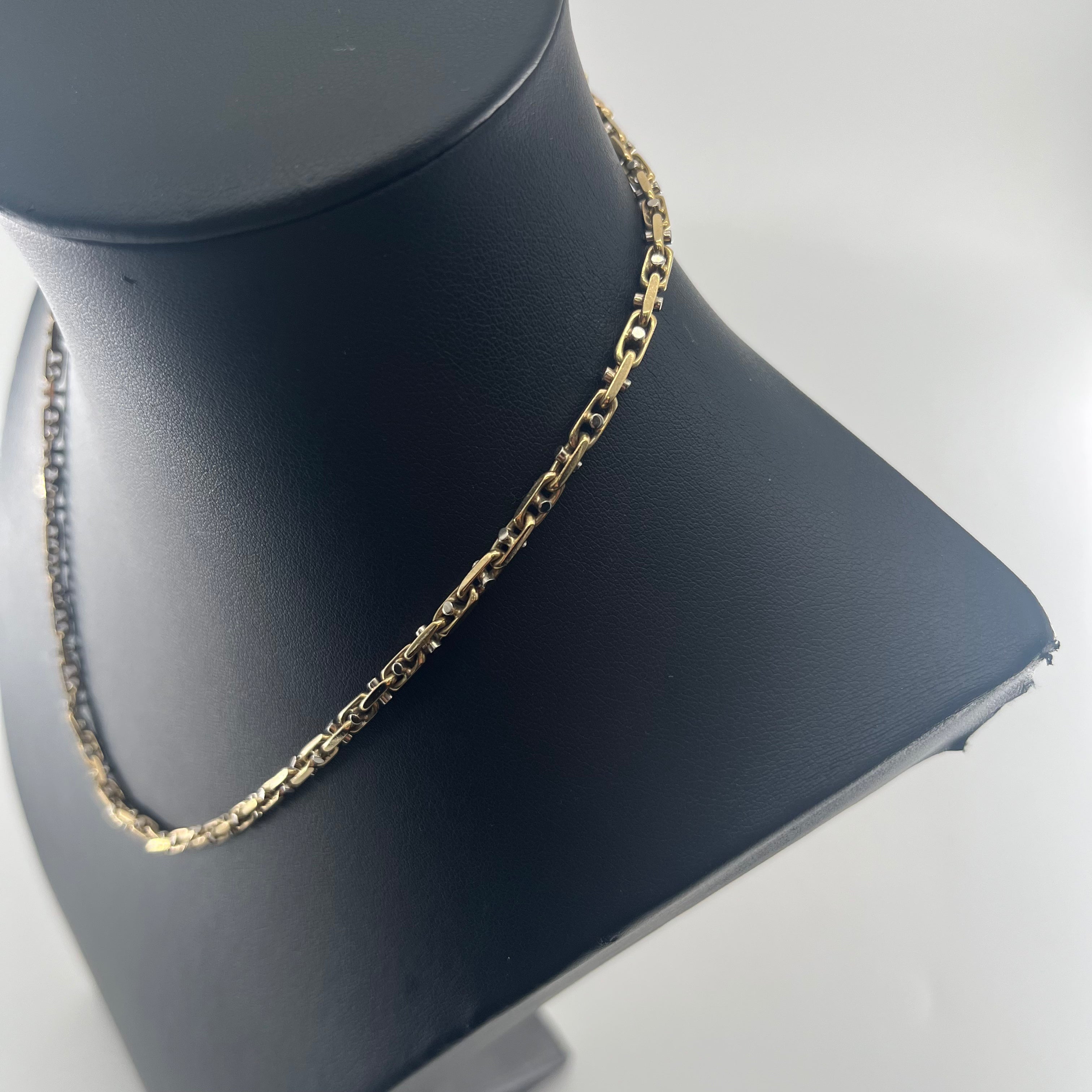 9ct Unique Link Chain 18" Carat: 9ct Colour: Yellow Gold Style: Unique Length: 18" Width: 4mm Weight: 23.7g