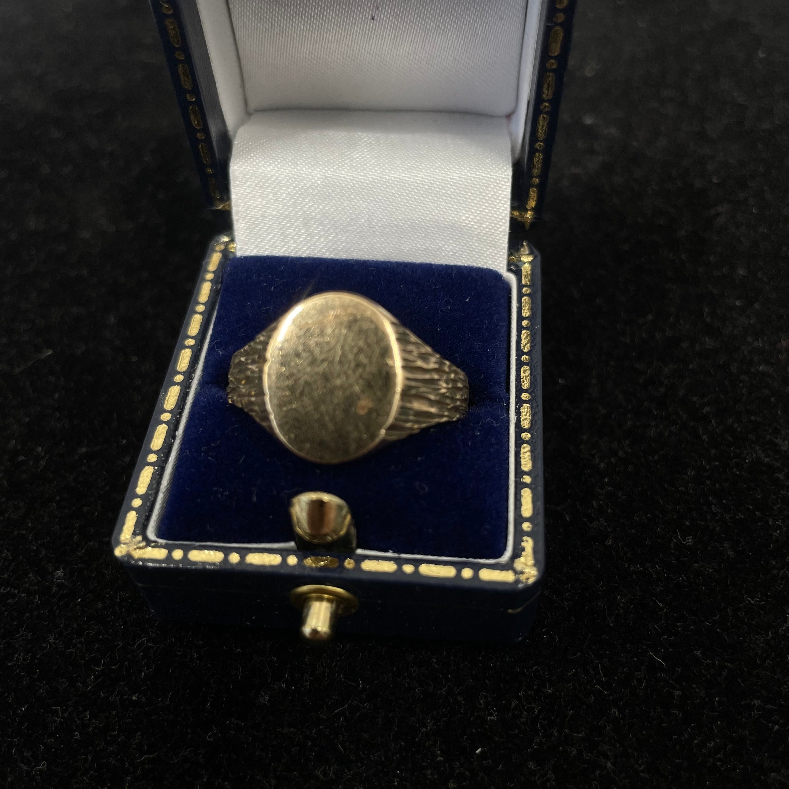 Vintage 9ct Gold Oval Signet Ring with Textured Shoulders Size U 1/2