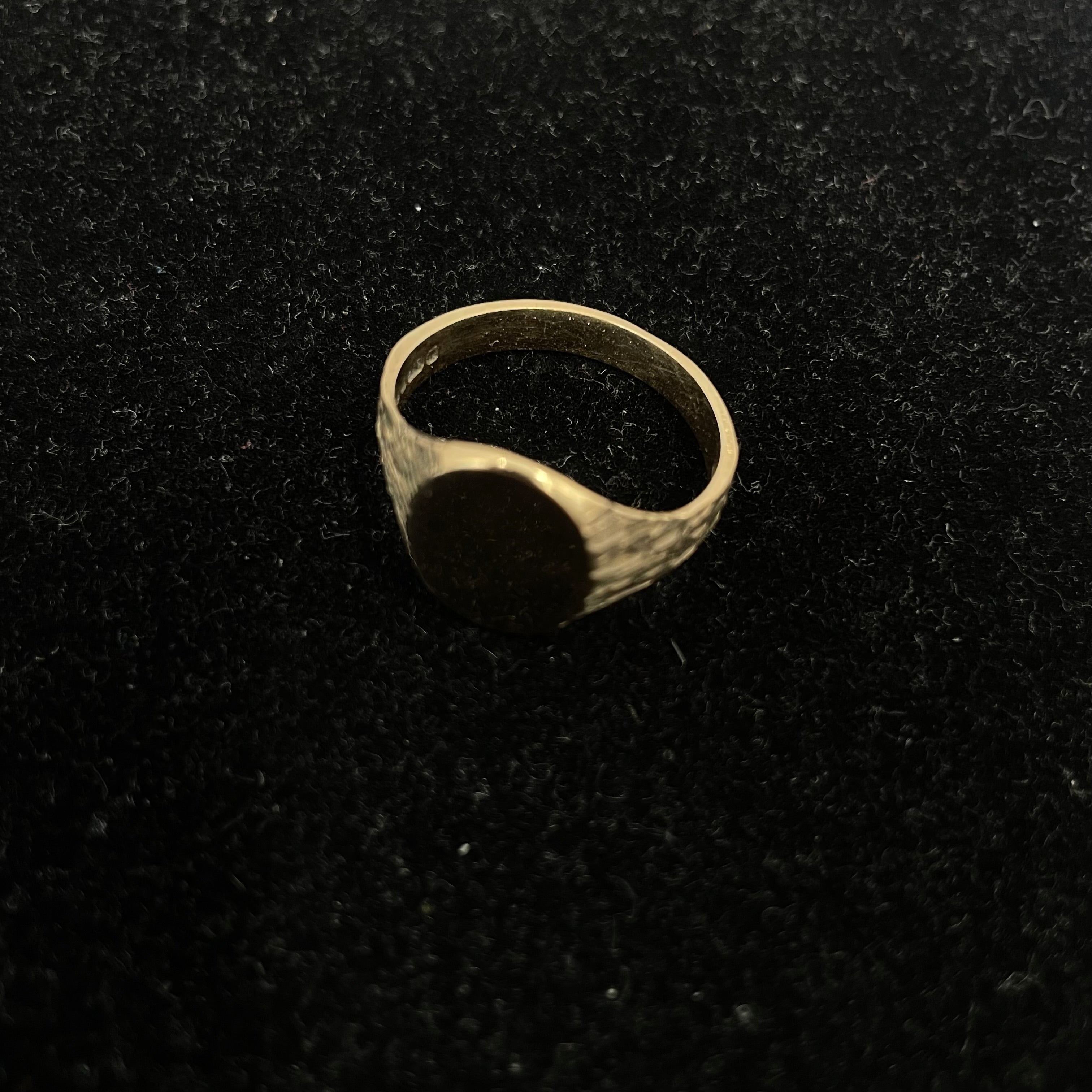 Vintage 9ct Gold Oval Signet Ring with Textured Shoulders Size U 1/2