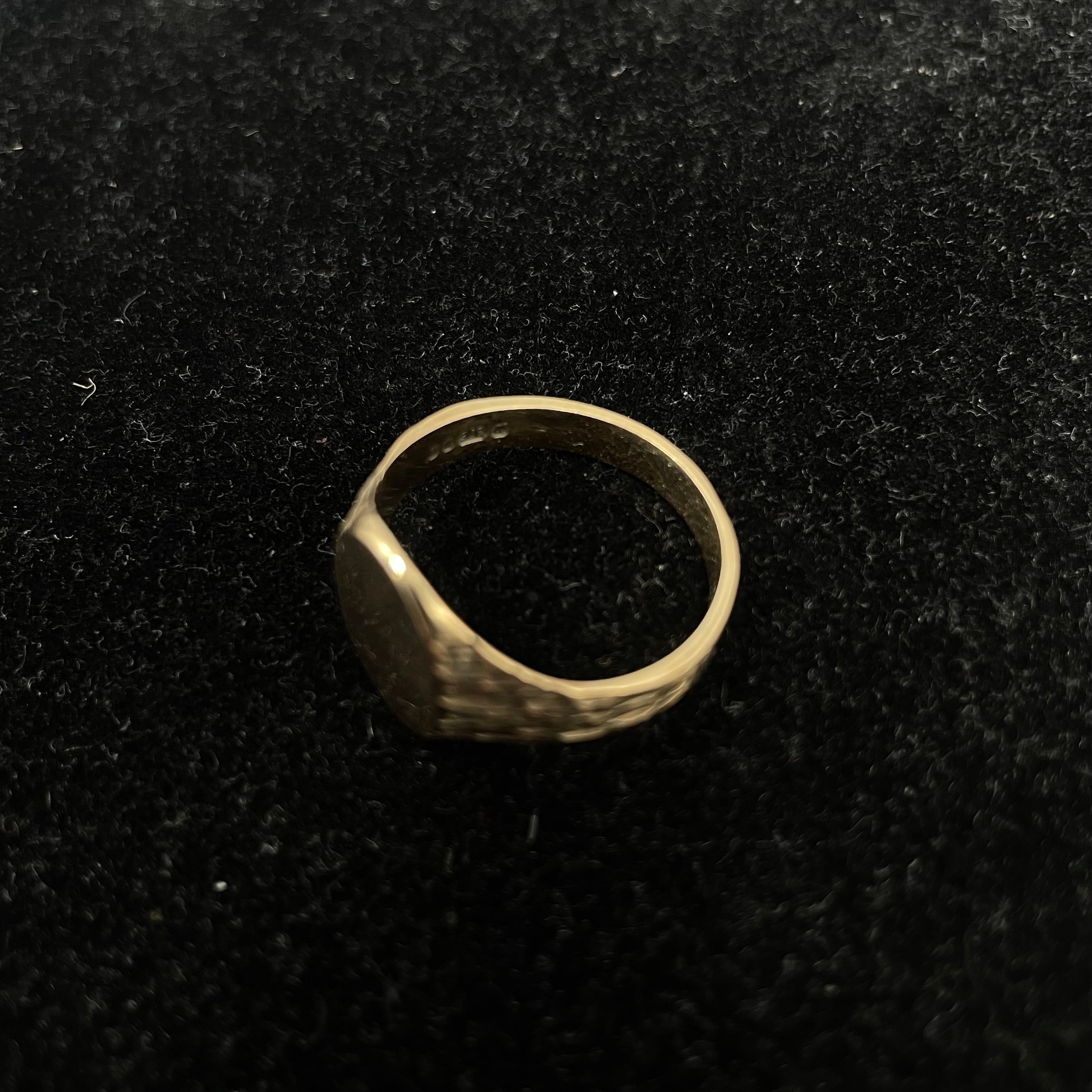 Vintage 9ct Gold Oval Signet Ring with Textured Shoulders Size U 1/2