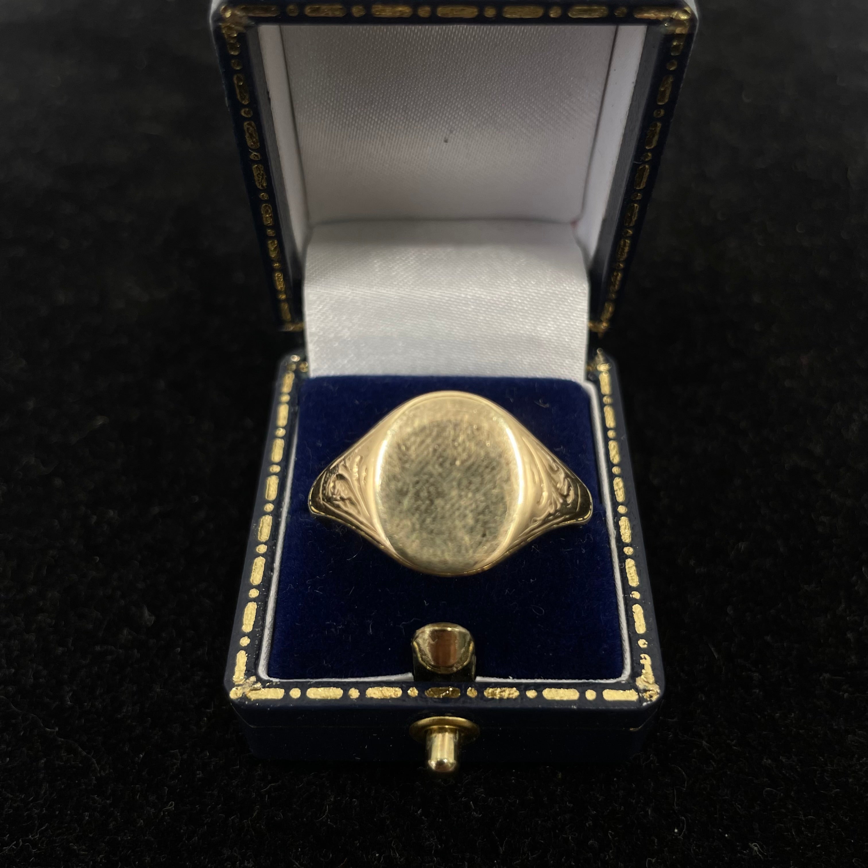 Vintage 9ct Gold Oval Signet Ring with Textured Shoulders Size 2
