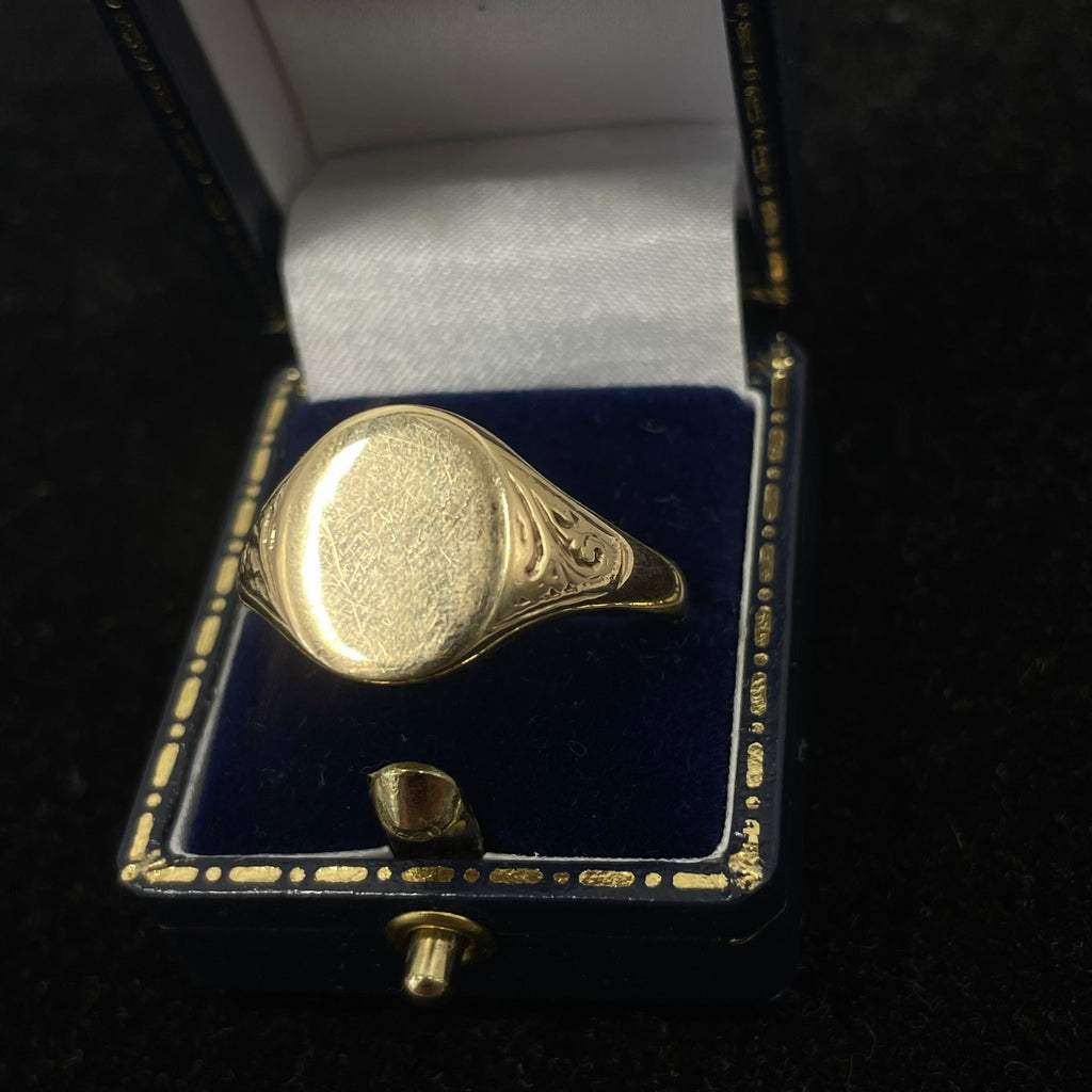 Vintage 9ct Gold Oval Signet Ring with Textured Shoulders Size 2