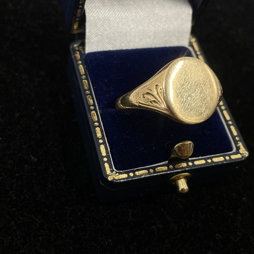 Vintage 9ct Gold Oval Signet Ring with Textured Shoulders Size 2