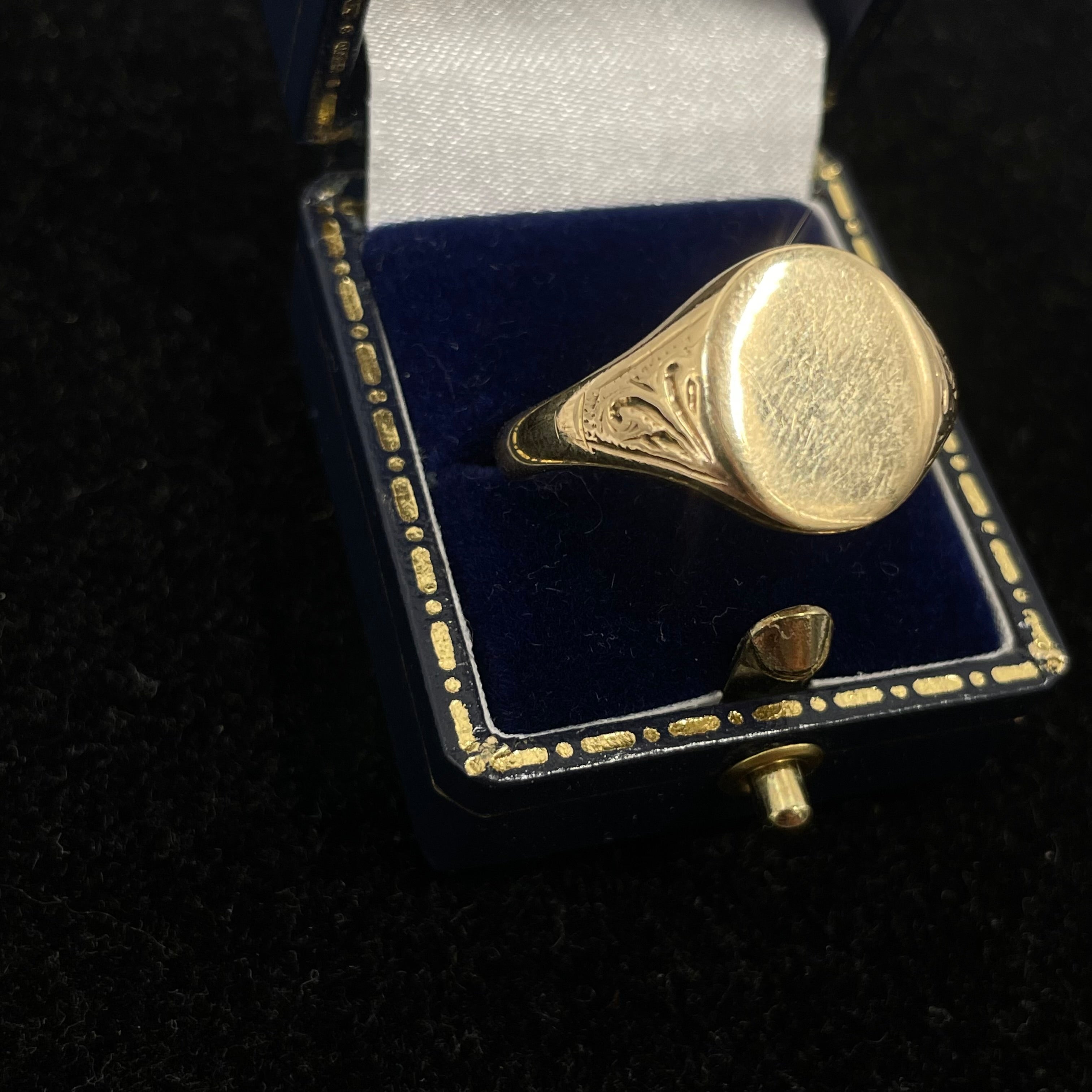 Vintage 9ct Gold Oval Signet Ring with Textured Shoulders Size 2