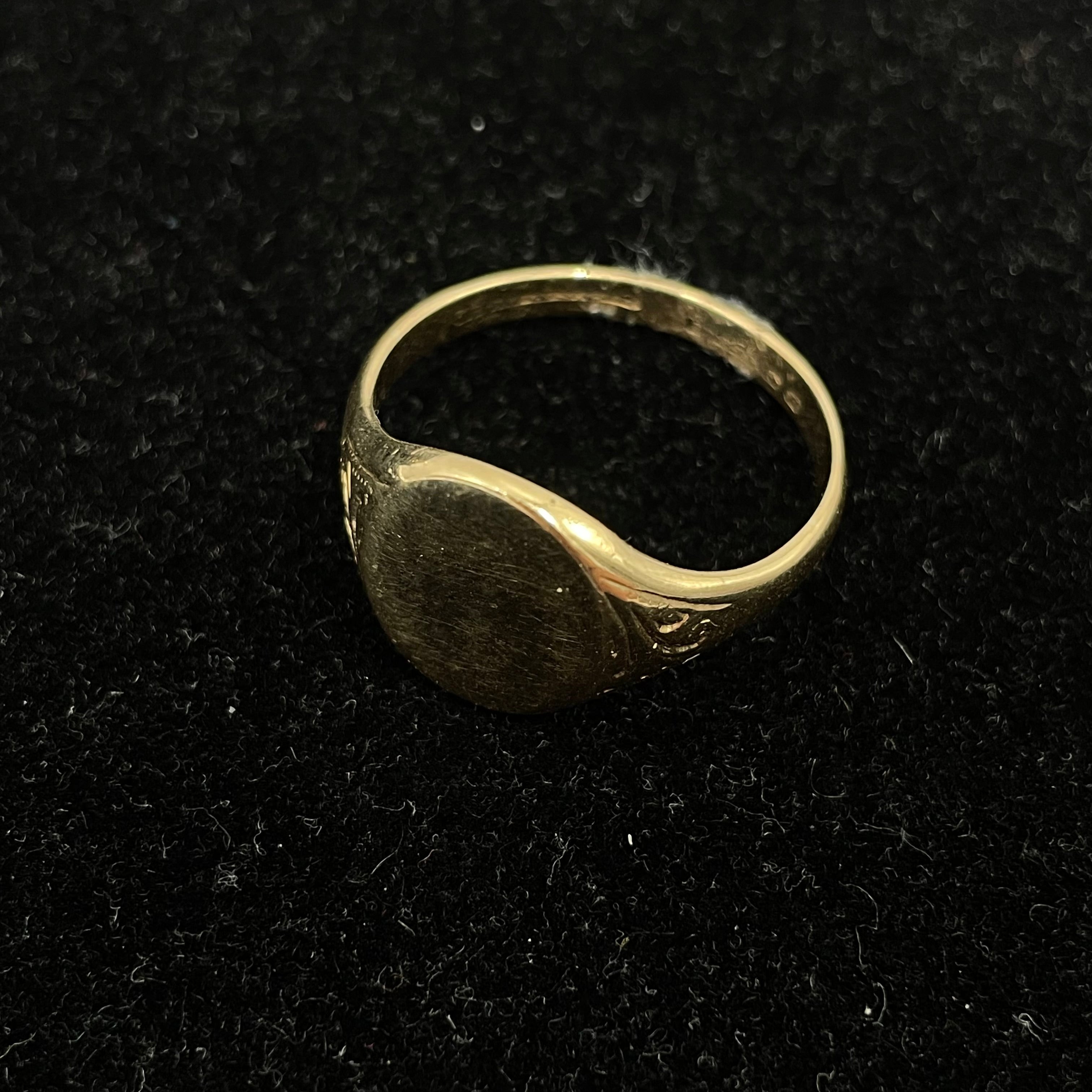 Vintage 9ct Gold Oval Signet Ring with Textured Shoulders Size 2