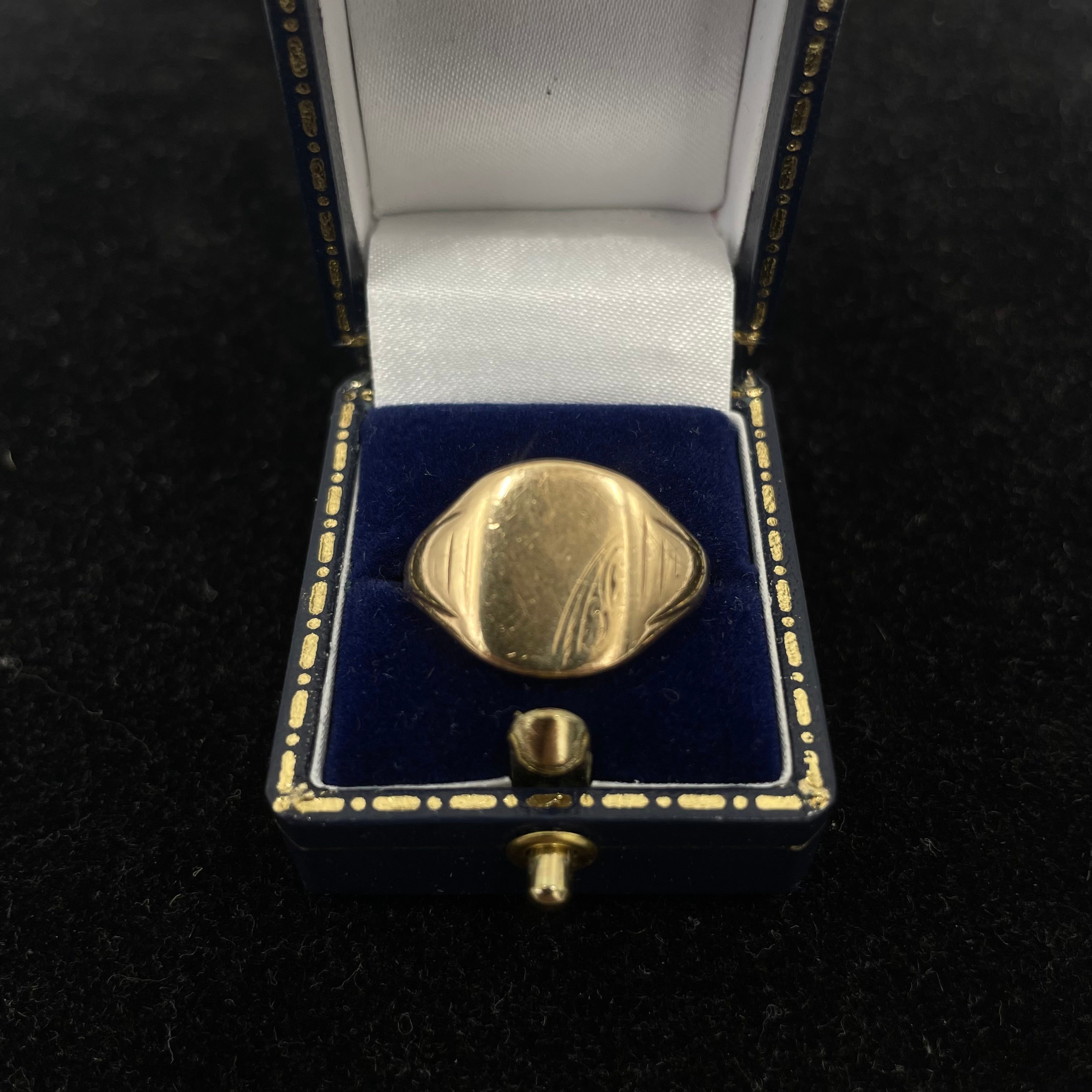 Vintage 9ct Gold Oval Signet Ring with Textured Shoulders Size S