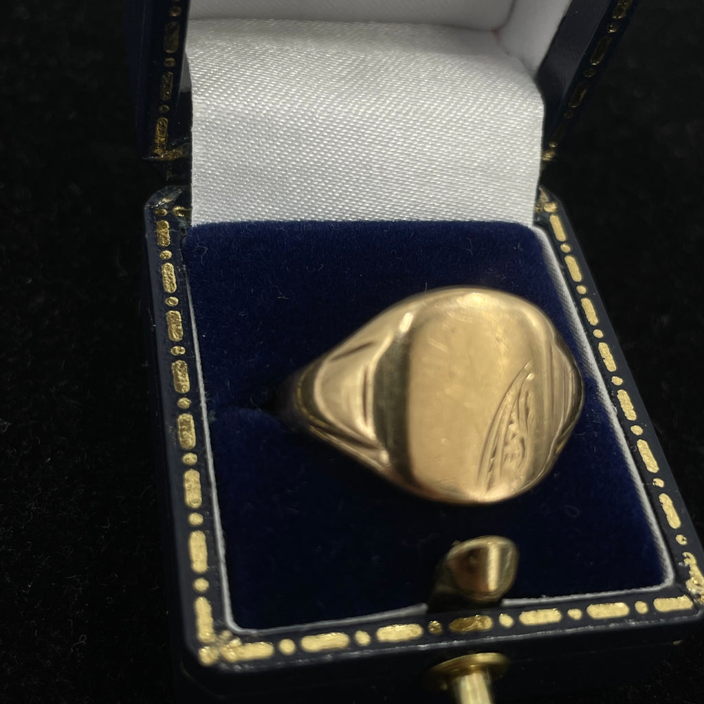 Vintage 9ct Gold Oval Signet Ring with Textured Shoulders Size S