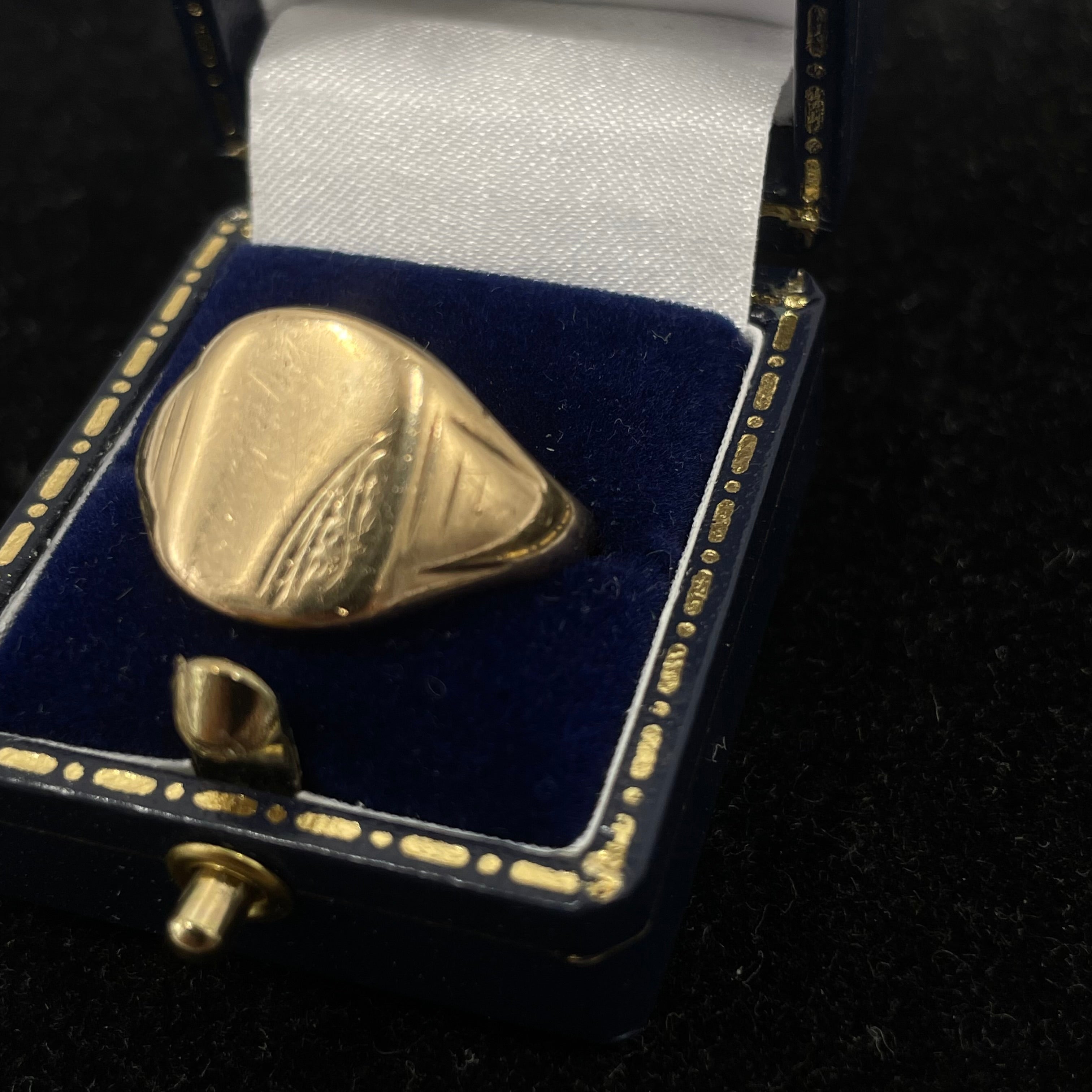 Vintage 9ct Gold Oval Signet Ring with Textured Shoulders Size S