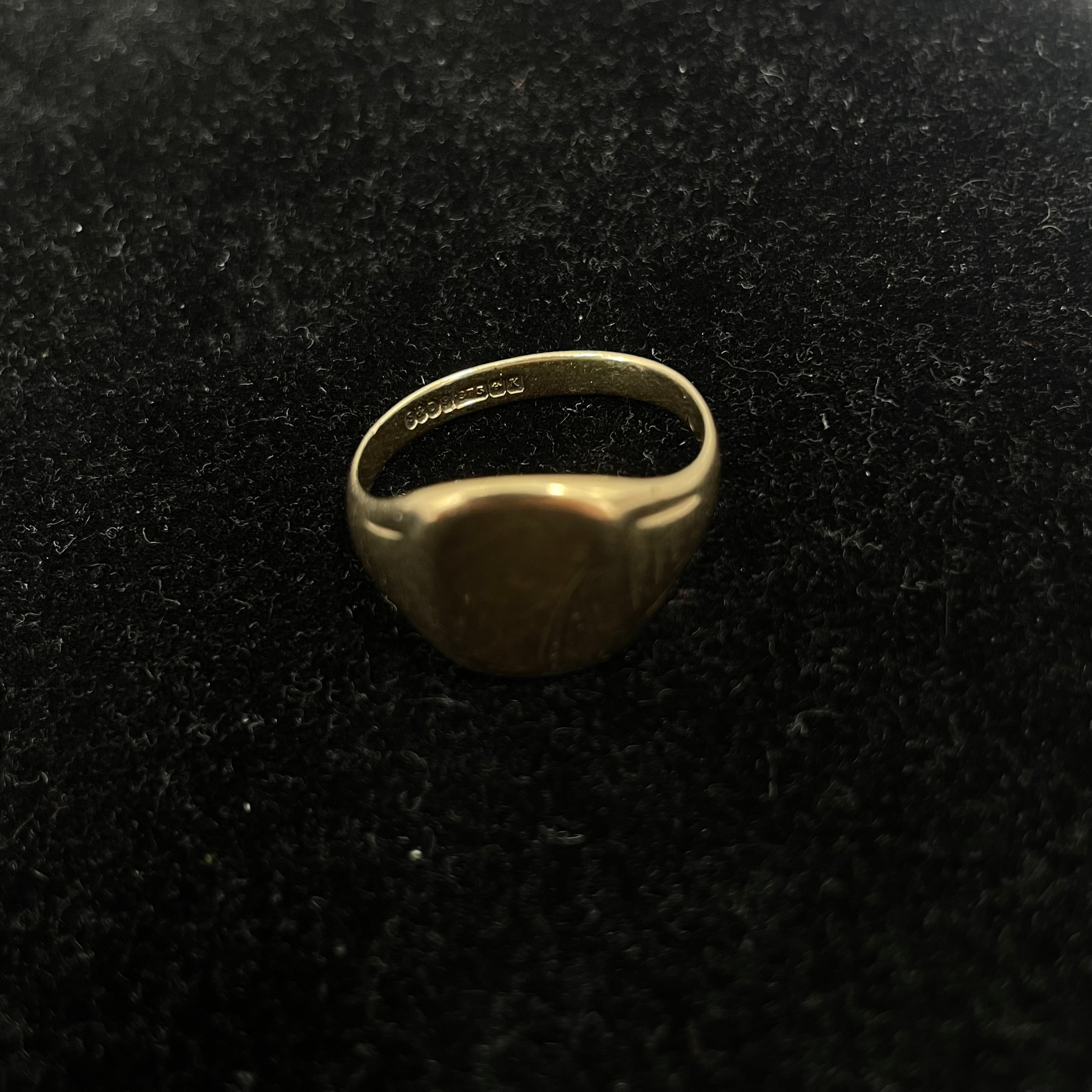 Vintage 9ct Gold Oval Signet Ring with Textured Shoulders Size S