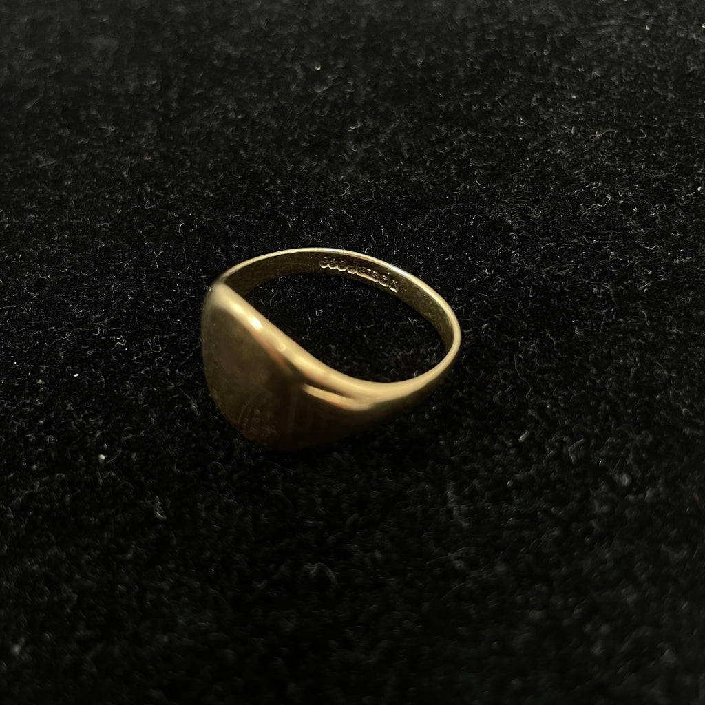 Vintage 9ct Gold Oval Signet Ring with Textured Shoulders Size S