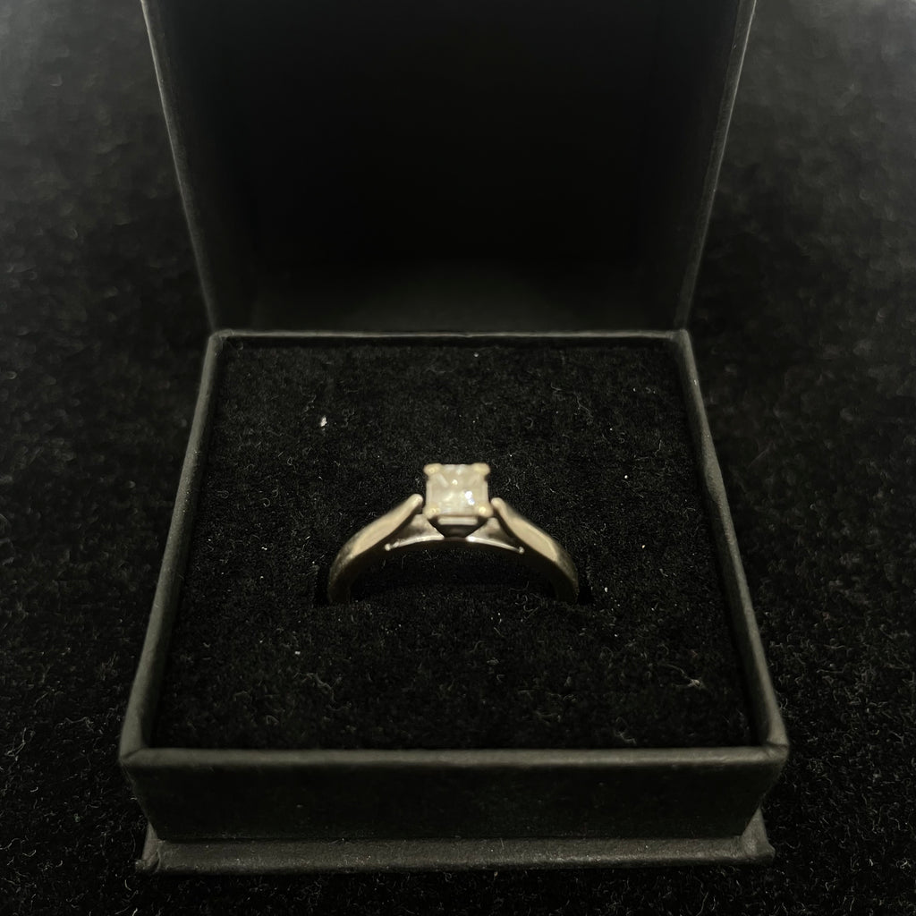 14ct White Gold Diamond Solitaire Ring – Size M