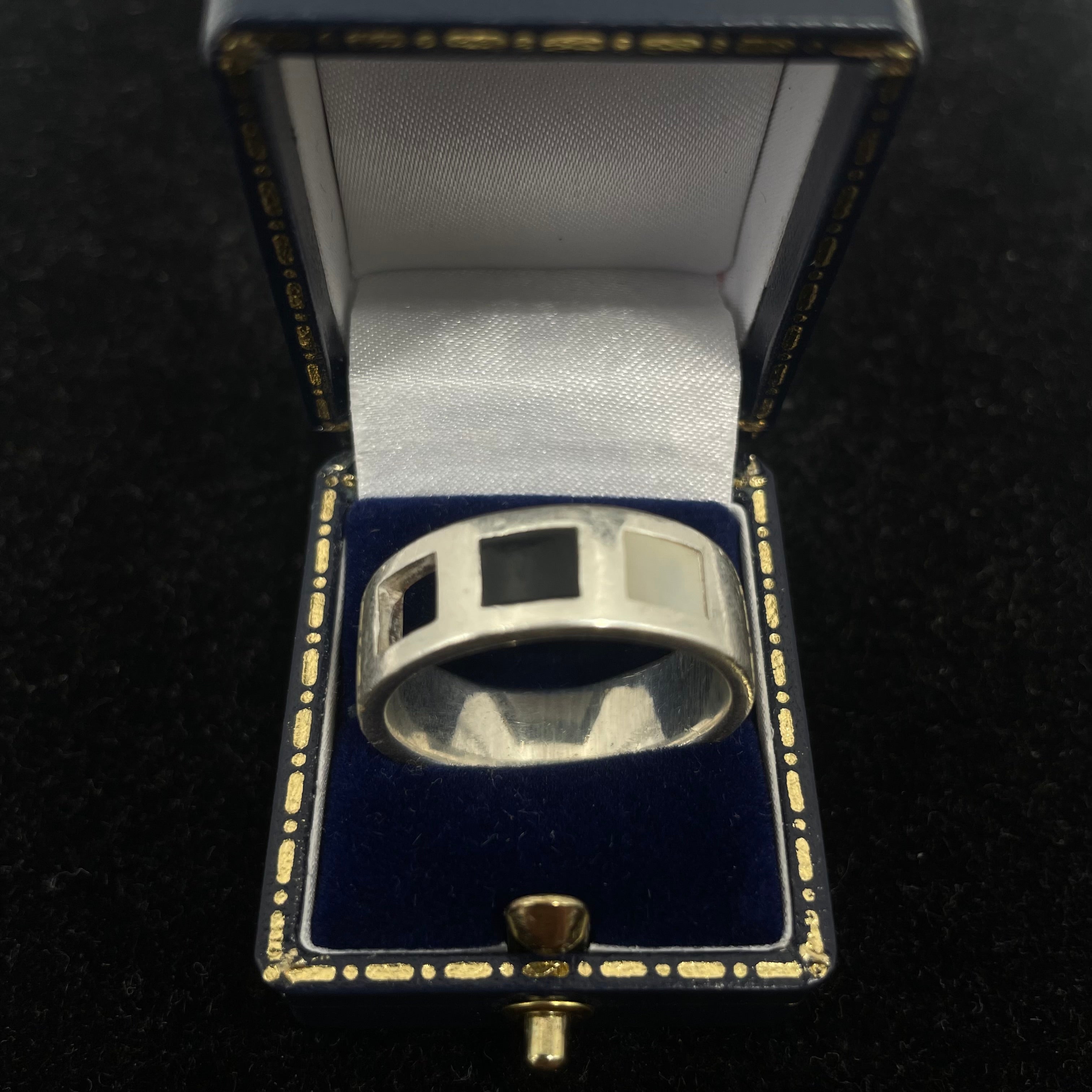925 Sterling Silver Black & White Inlay Band Ring – Size Y