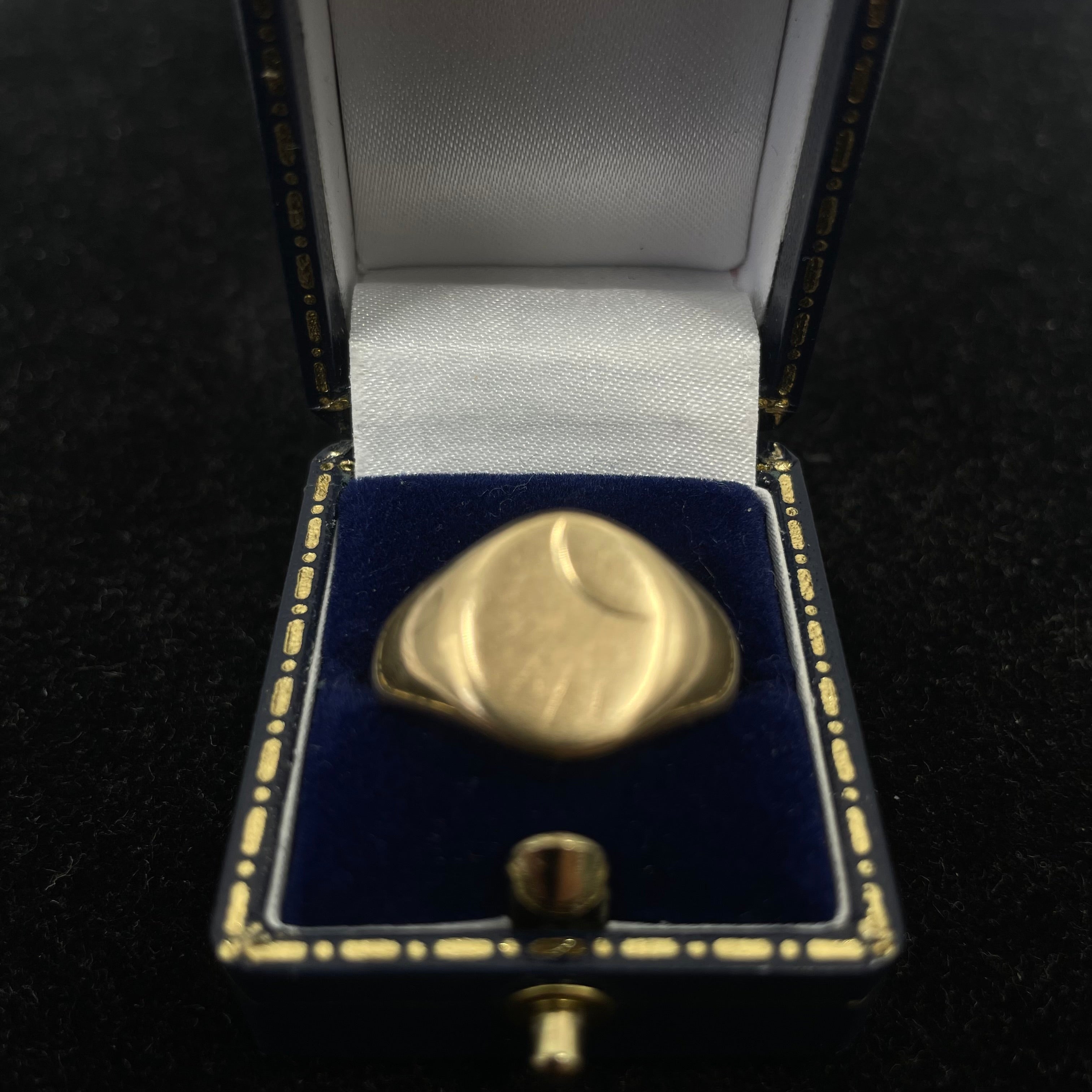 9CT Yellow Gold Signet Ring Oval Face Size T