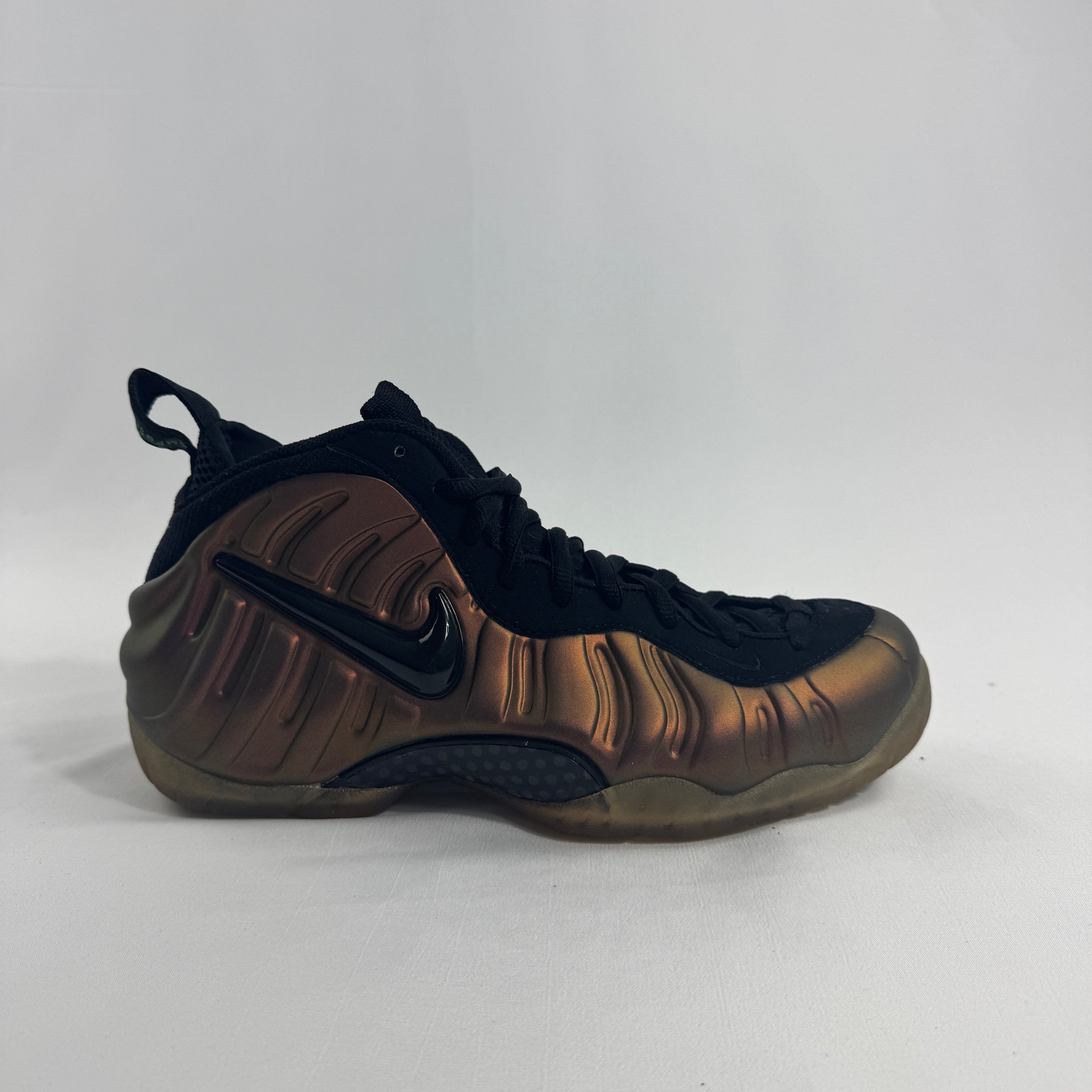 Air Foamposite Pro Gym Green is a striking version of the classic Foamposite Pro, featuring a bold Gym Green molded