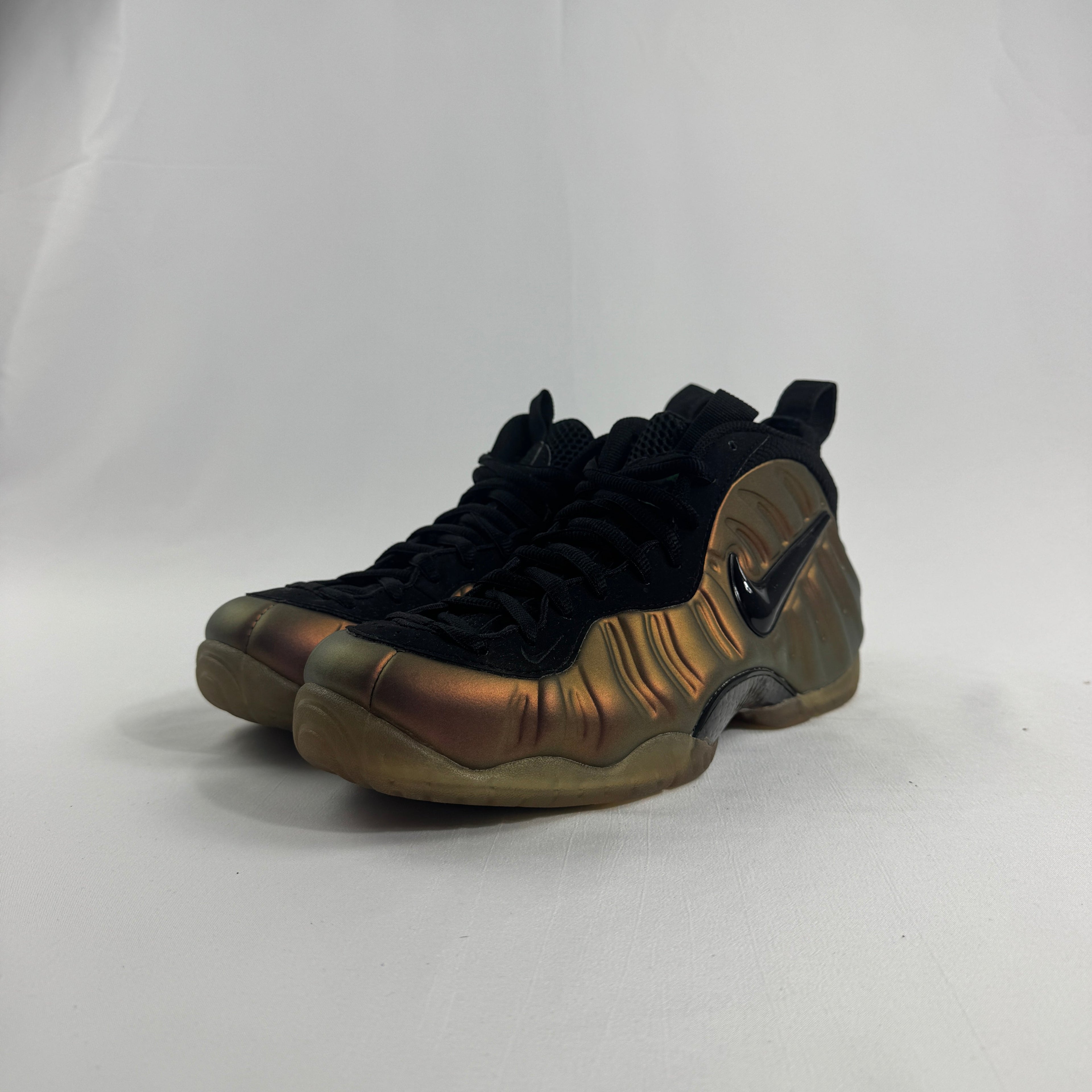 Air Foamposite Pro Gym Green is a striking version of the classic Foamposite Pro, featuring a bold Gym Green molded