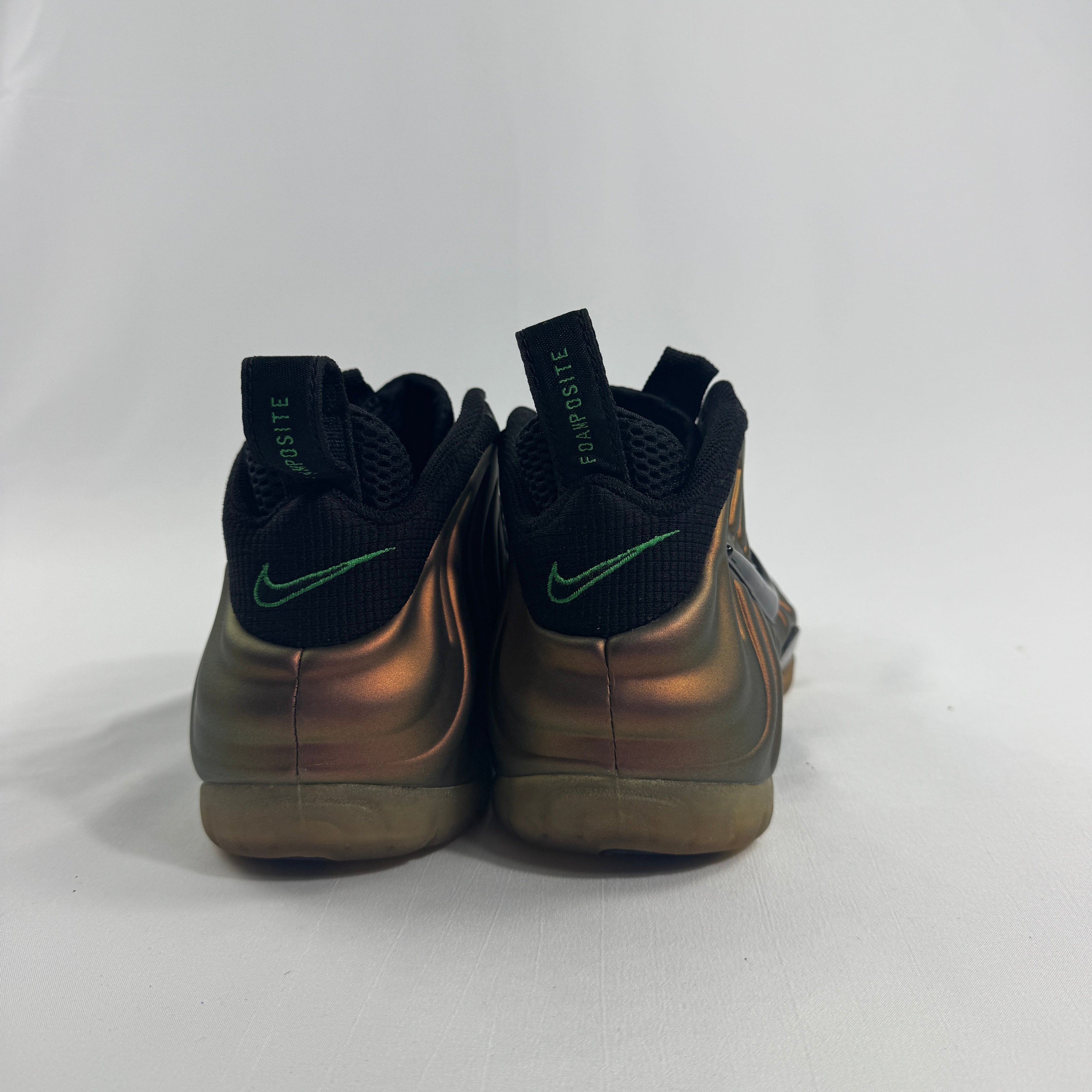 Air Foamposite Pro Gym Green is a striking version of the classic Foamposite Pro, featuring a bold Gym Green molded